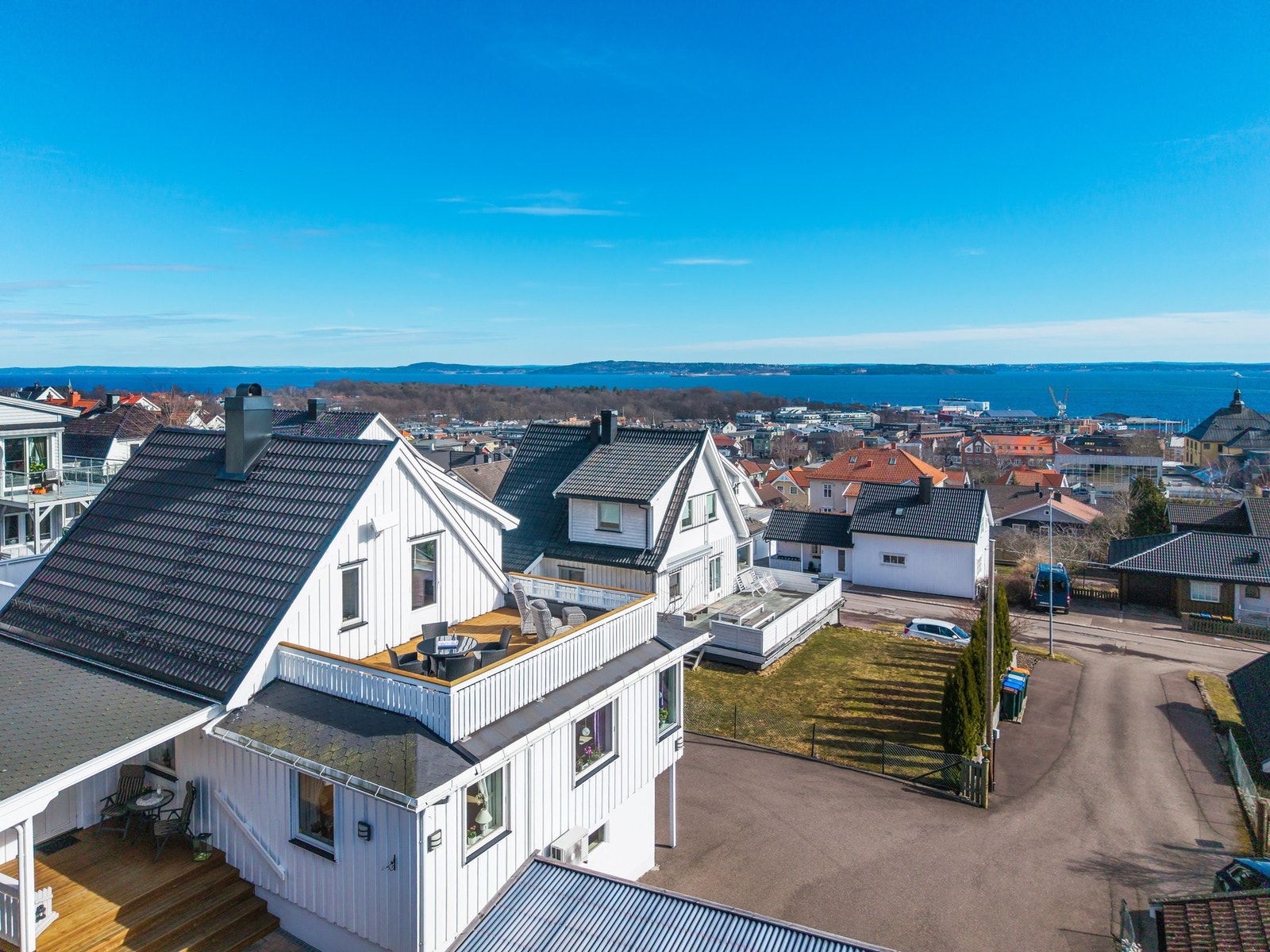 Her ser vi verandaen fra et dronebilde Galleribilde