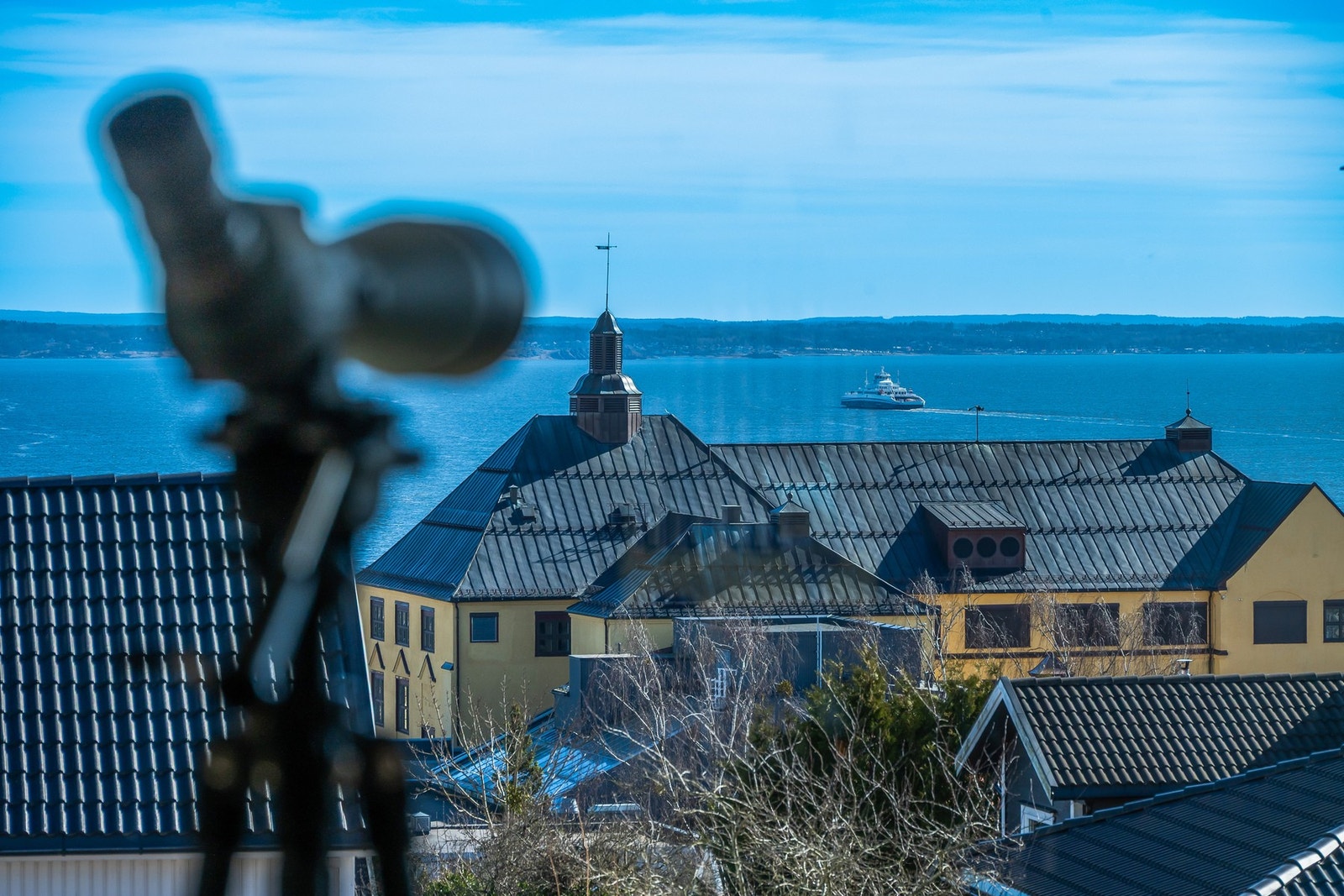 Kikkerten er klar for å sjekke om ferja er i rute.... Galleribilde