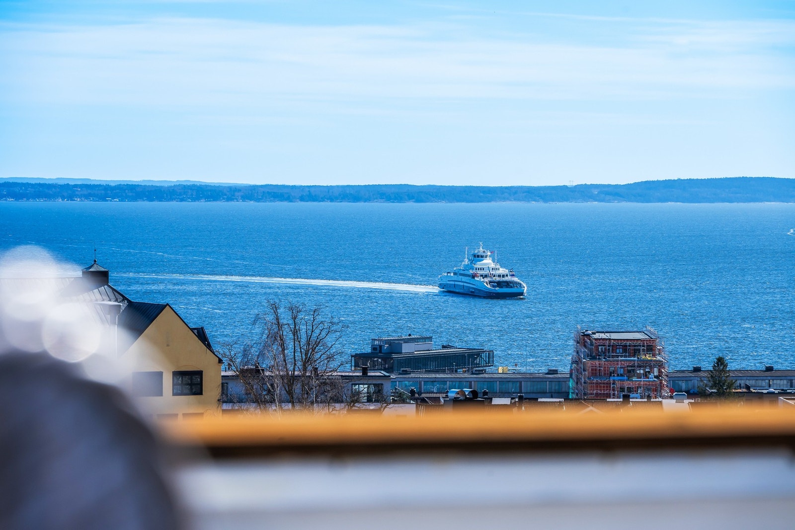 Her er det bare å investere i ny kikkert.... Bastøferja på vei til Horten Galleribilde