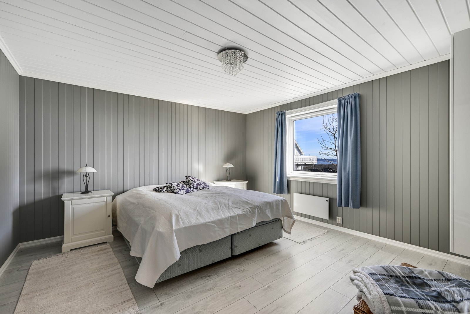 I denne etasjen finner vi også boligens hovedsoverom men soloppgang fra egen seng Galleribilde