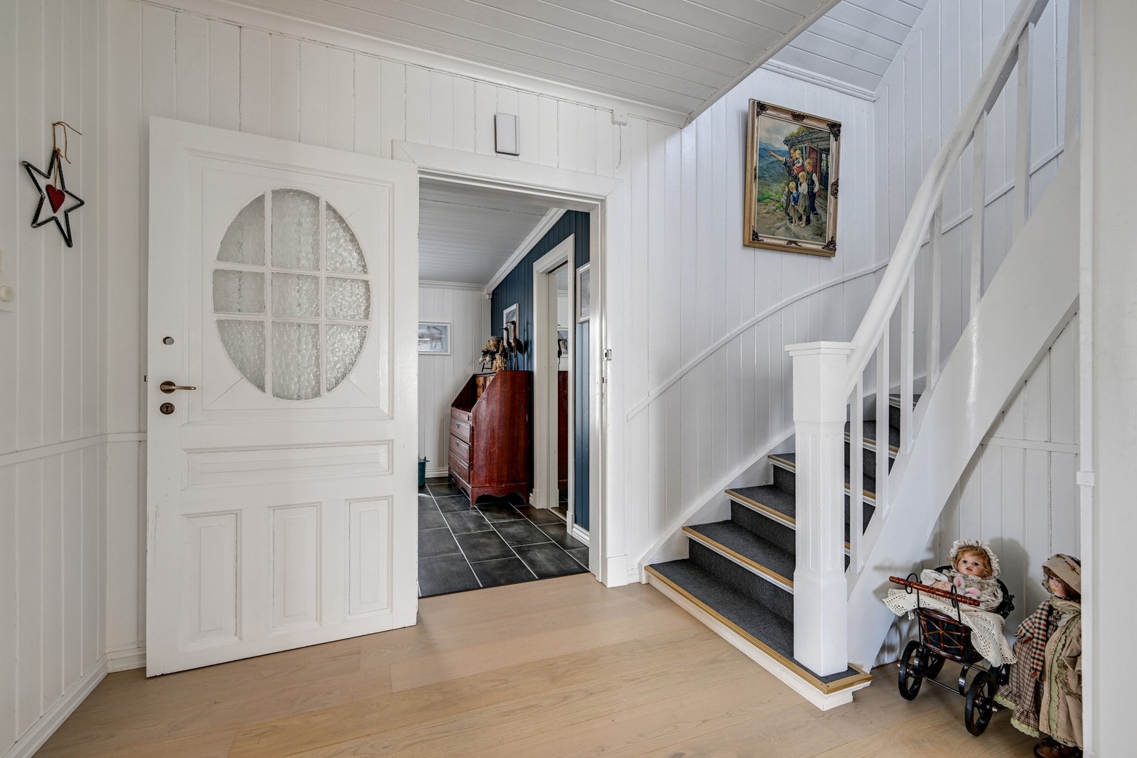 Entre med pen original dør og solid trapp opp til 2. etasje Galleribilde