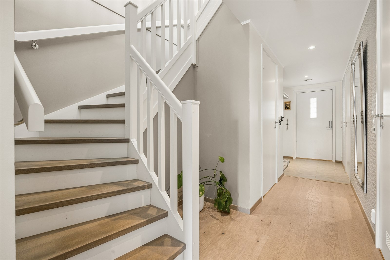Entréen ønsker velkommen med gjennomgående 1-stavs eikeparkett og downlights i taket, oppgradert i 2016. Galleribilde