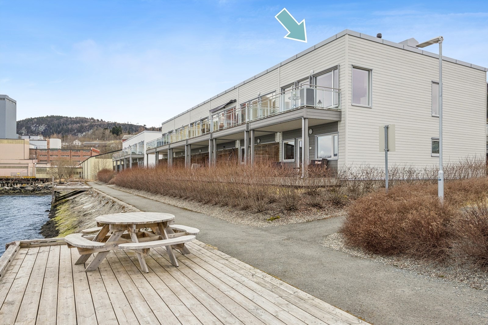 Et moderne enderekkehus fra 2016 med en sjelden beliggenhet helt i sjøkanten. Parkering i carport med elbillader. Galleribilde