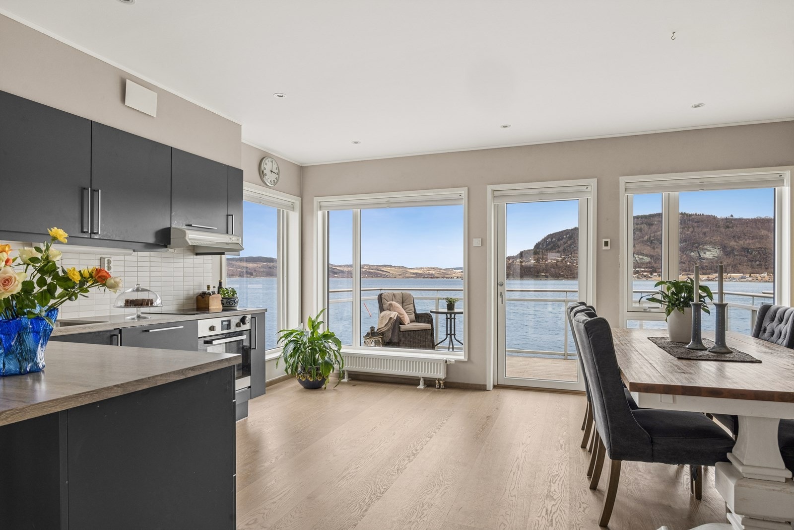 Fra spiseplassen er det direkte utgang til en veranda. Galleribilde