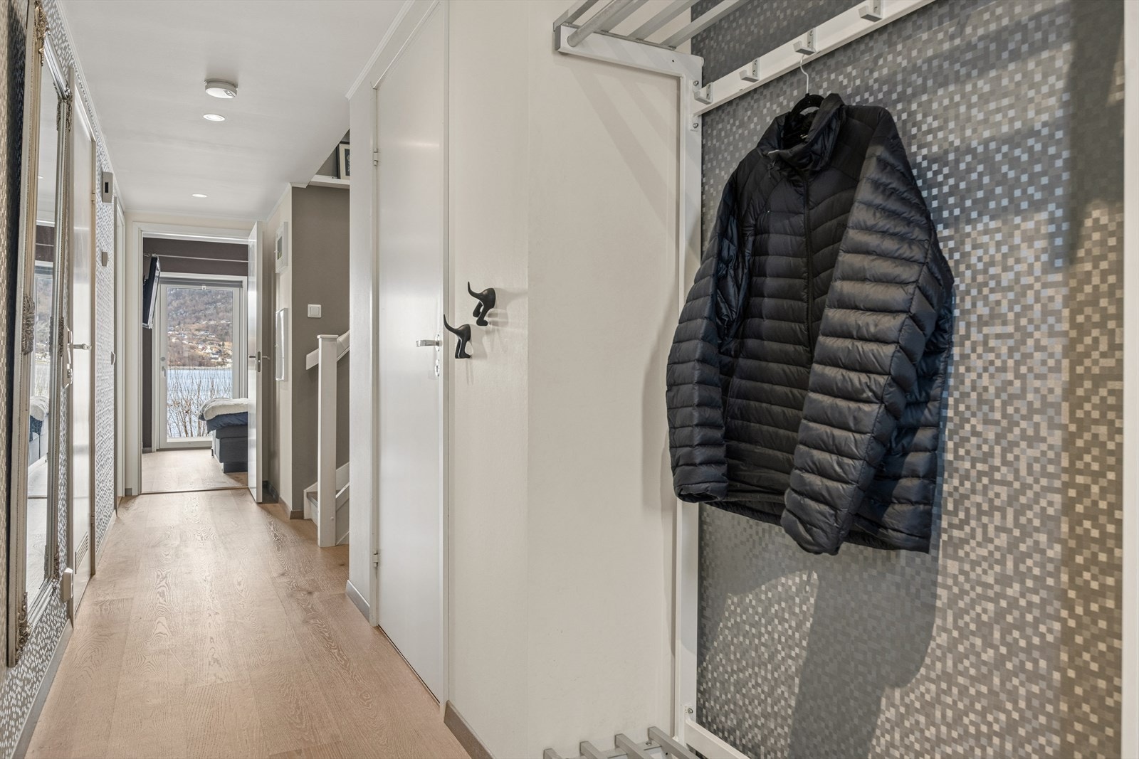 Fra gangen er det enkel adkomst til alle rom i etasjen, og trappen leder opp til det sosiale hovedplanet. Galleribilde
