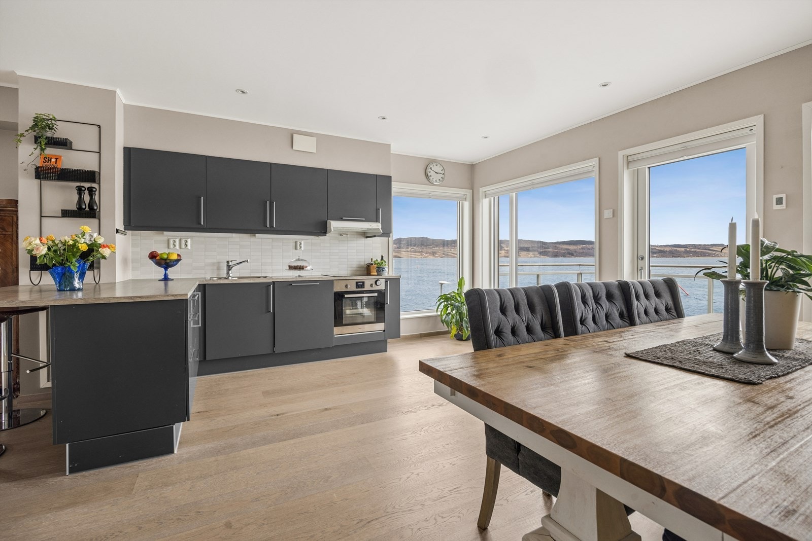 Den åpne løsningen gir en fantastisk romfølelse, rammet inn av store vindusflater mot fjorden. Galleribilde