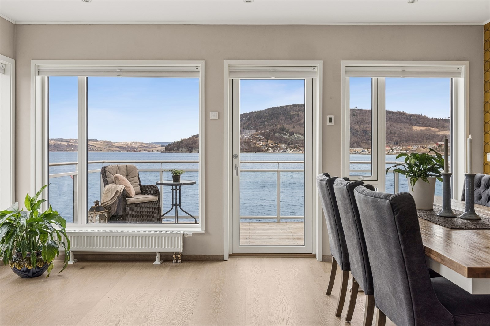 Vinduer og balkongdør med 3-lags glass sikrer både god isolasjon og uhindret utsikt. Galleribilde