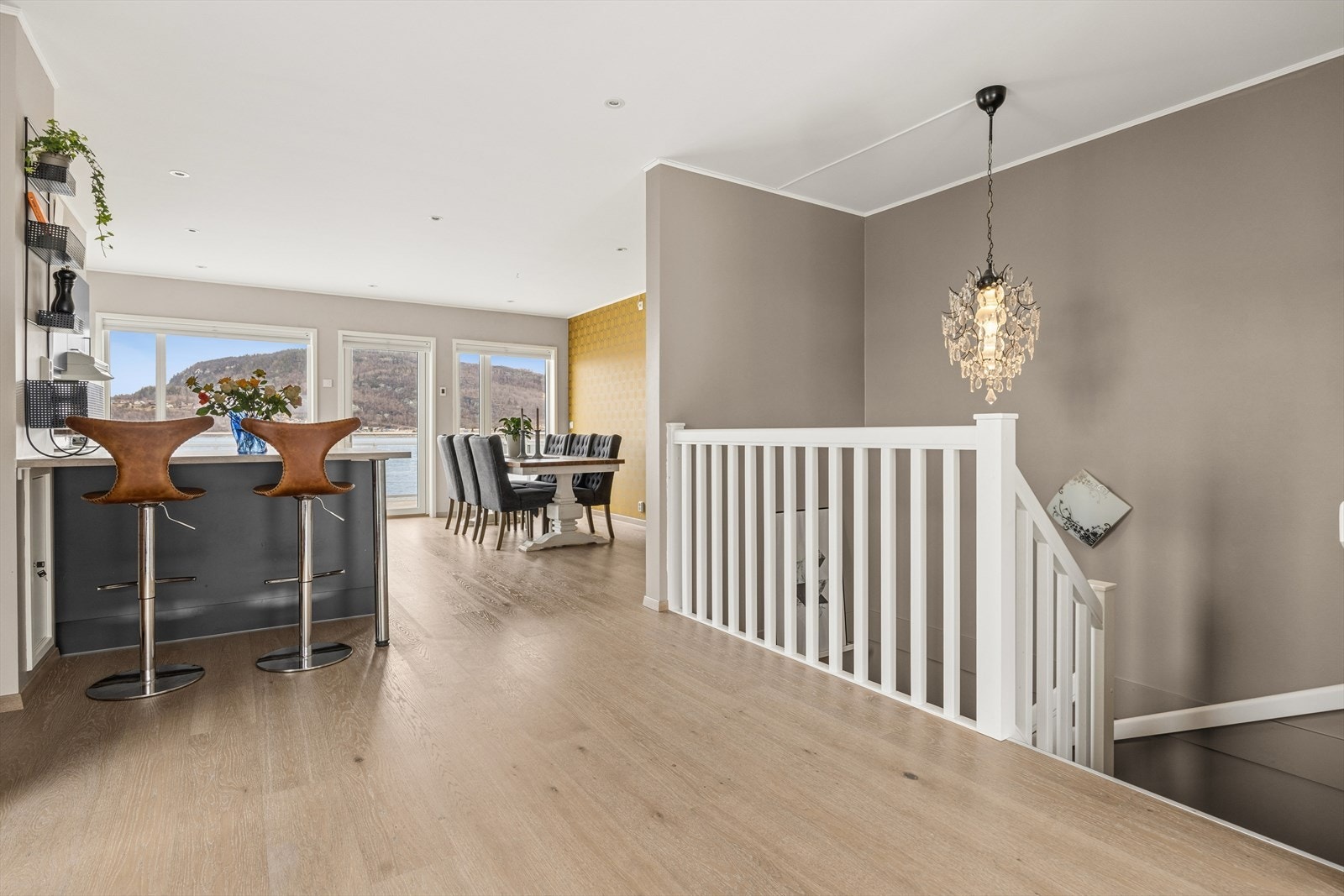 Enstavs eikeparkett av typen Oak Aged stonewashed ivory. Galleribilde