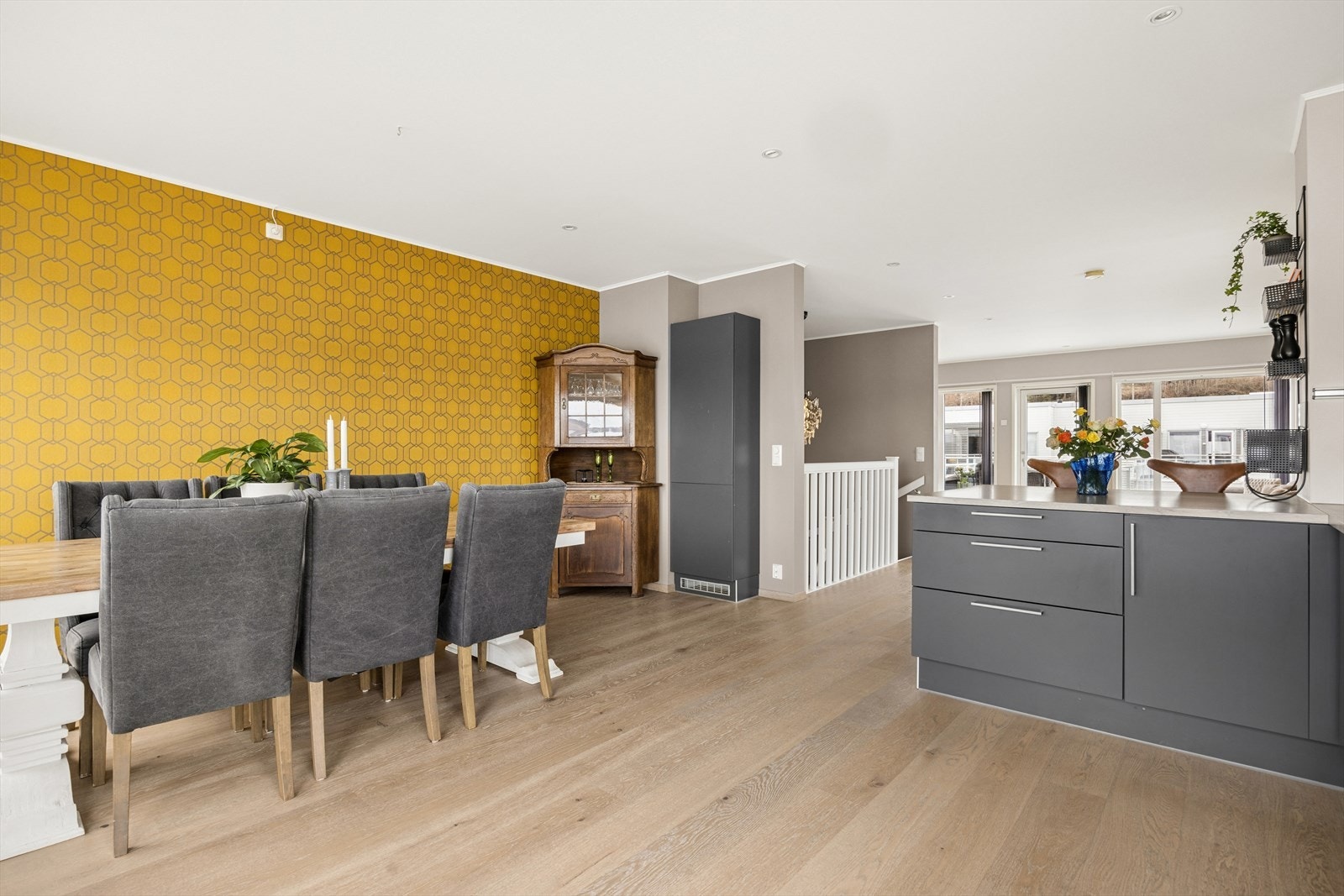Spisestuen har god plass til langbord for hyggelige sammenkomster. Galleribilde