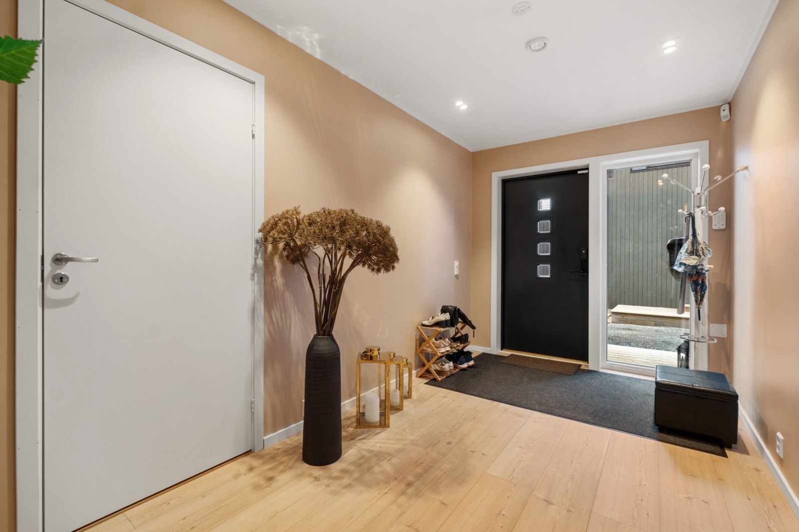 Entré - Velkommen inn i en romslig og luftig entré med enstavs parkett på gulv og downlights i himling. Galleribilde