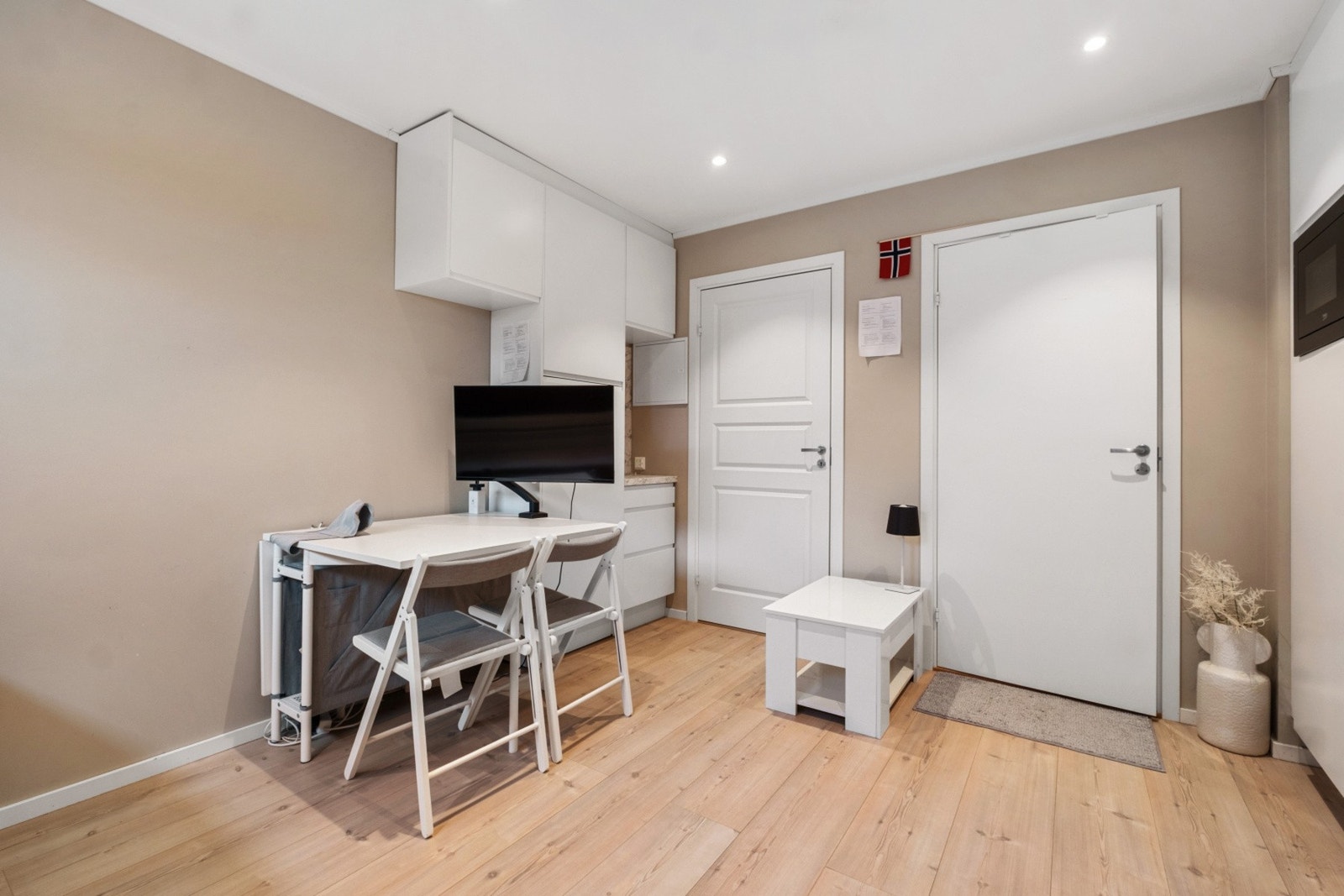 Arealet gir gode muligheter for innredning med seng og øvrige møbler- Downlights i himling samt en-stavs parkett på gulv gir et moderne uttrykk. Galleribilde