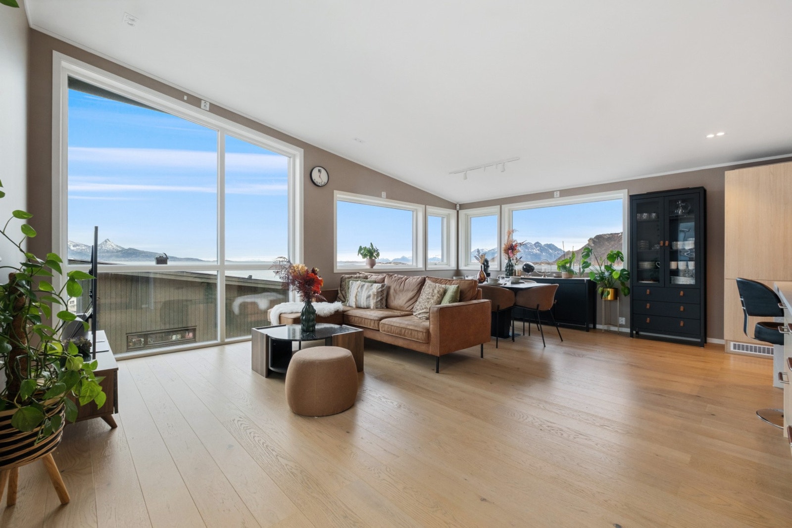 Lekker stue med generøs takhøyde, enstavs parkett på gulv og downlights i himling. Galleribilde
