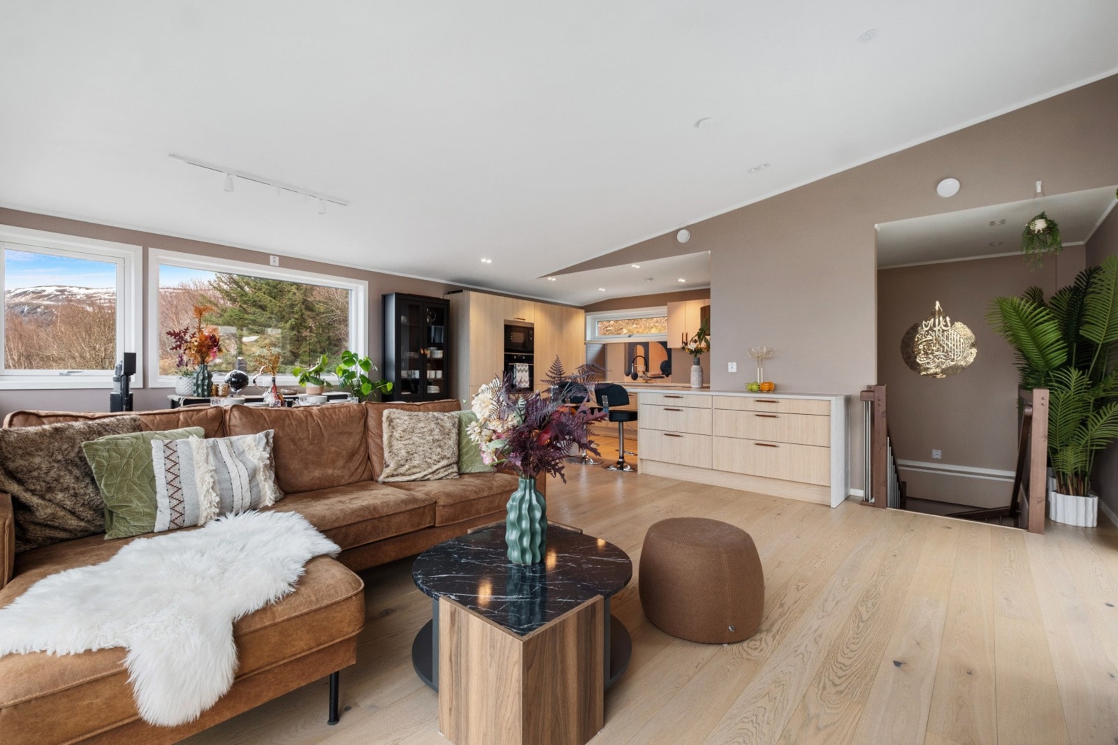 Lekker stue med generøs takhøyde, enstavs parkett på gulv og downlights i himling. Galleribilde