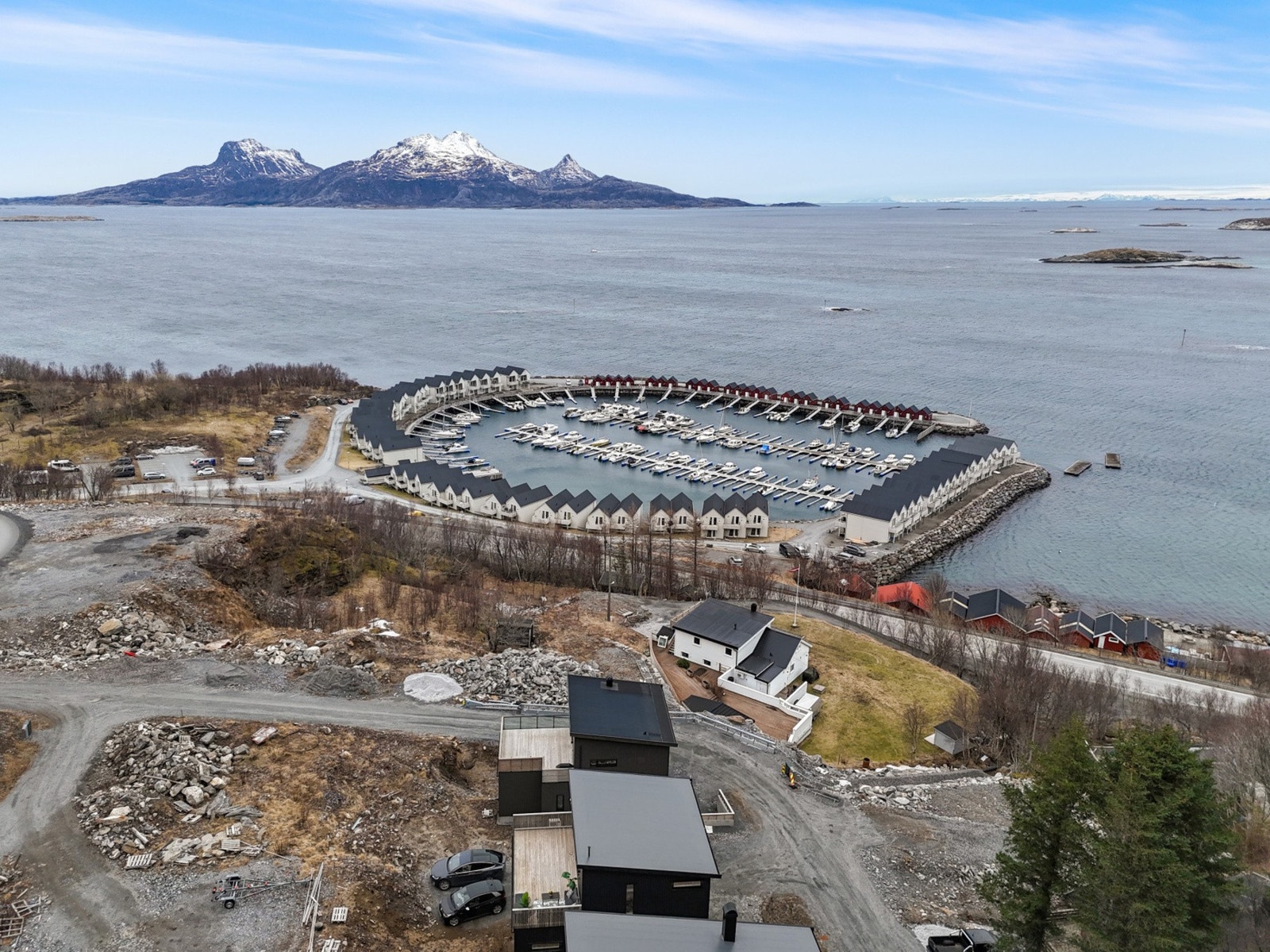 Kort vei til både Løpsvika og Løpshavn. Galleribilde