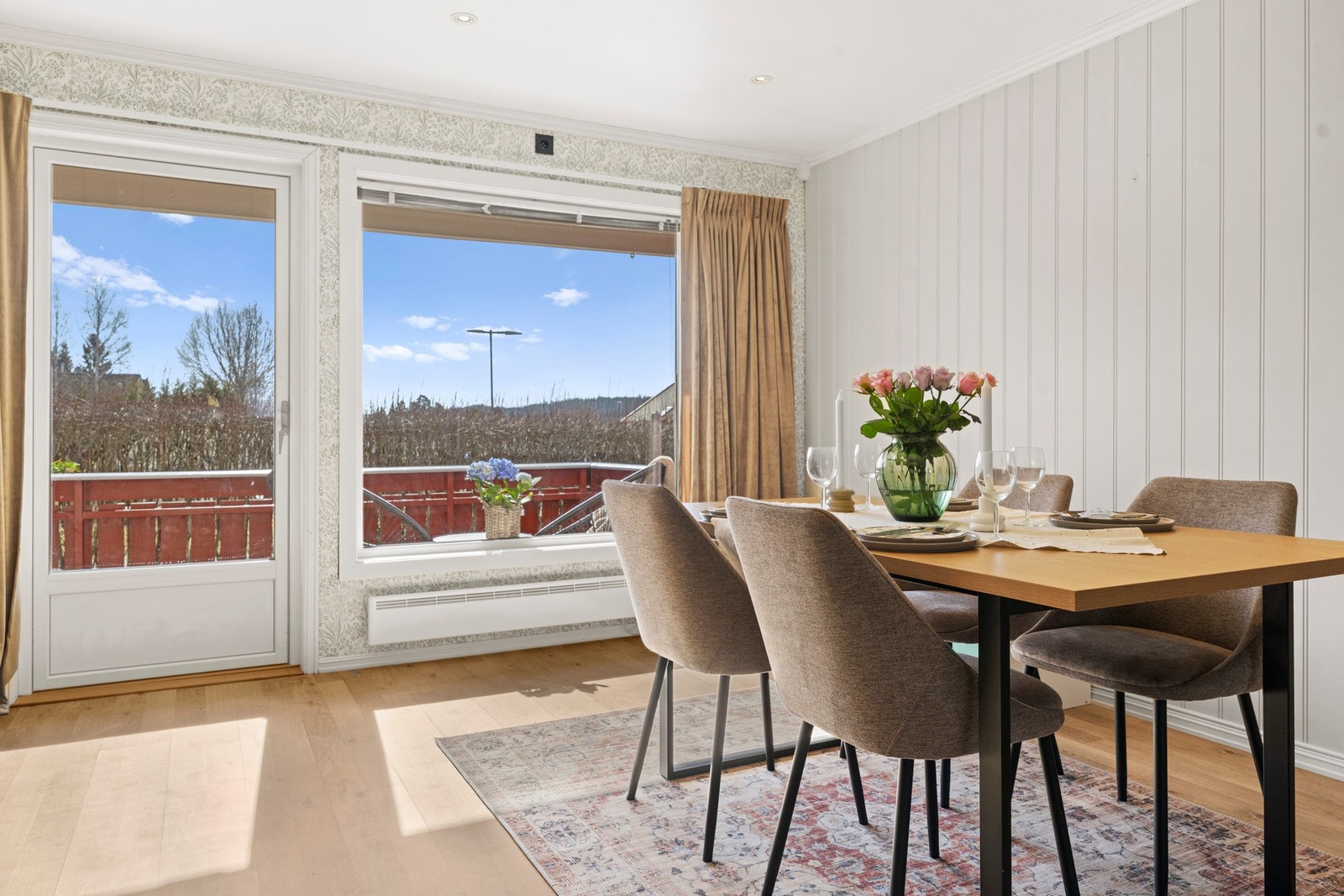 God plass til spisegruppe Galleribilde