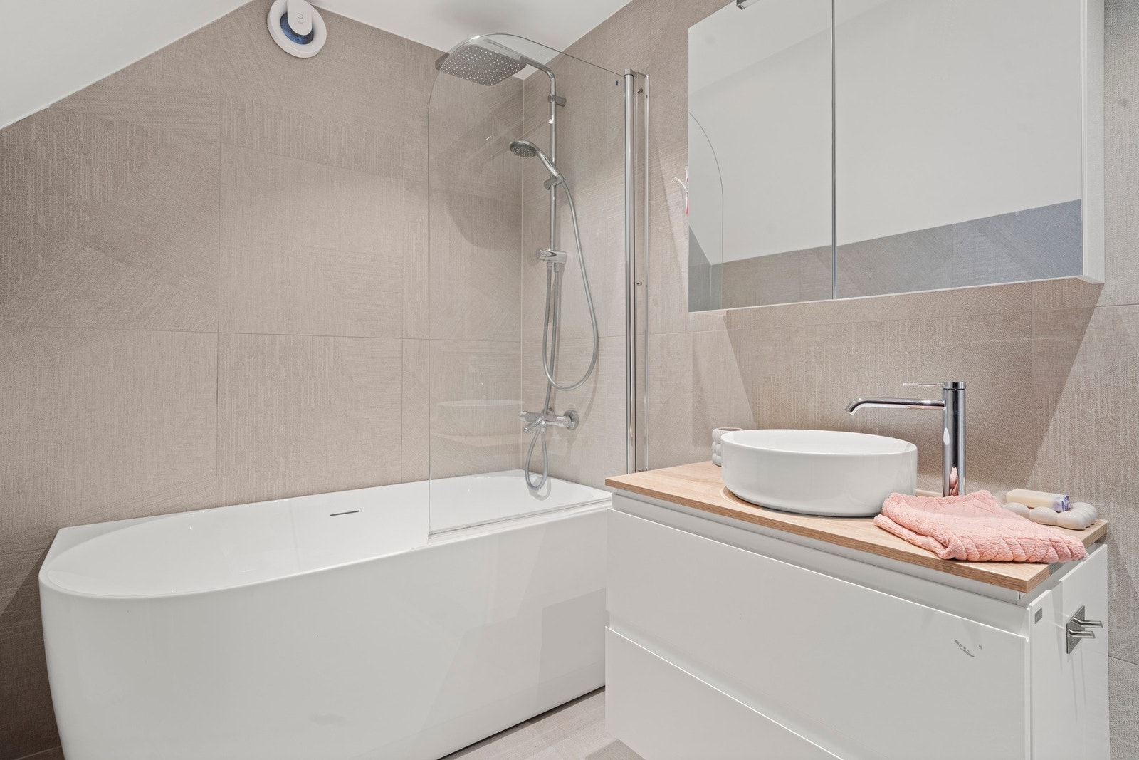 Badet er utstyrt med både badekar og dusj. Galleribilde