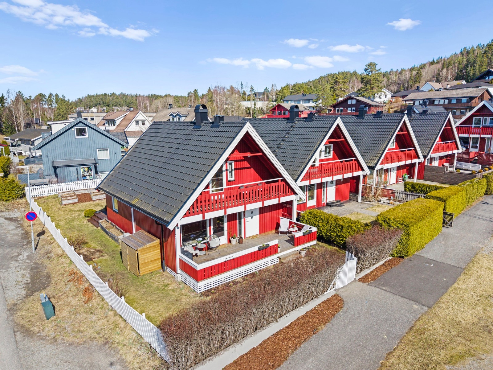 Boligen har store og fine uteområder. Galleribilde