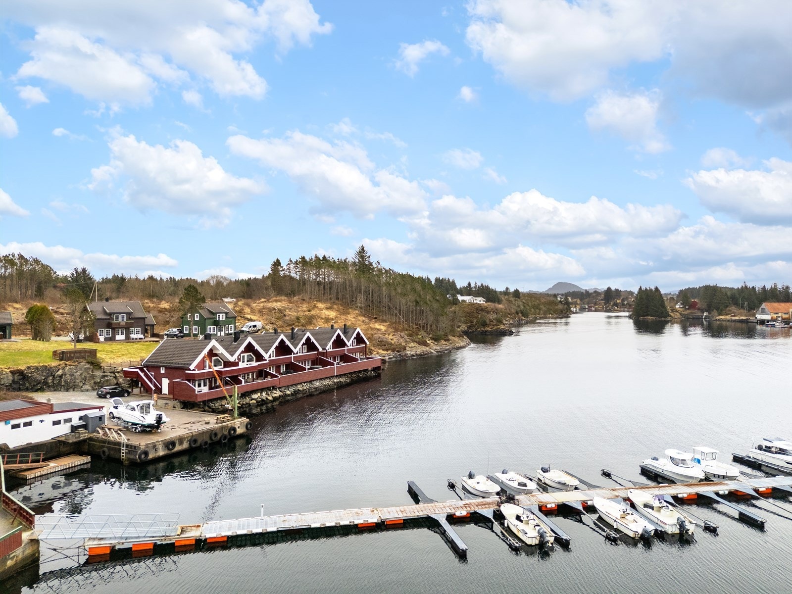 En lun og trygg vik, men utenfor likker fjord, utallige holmer og storhavet. Galleribilde