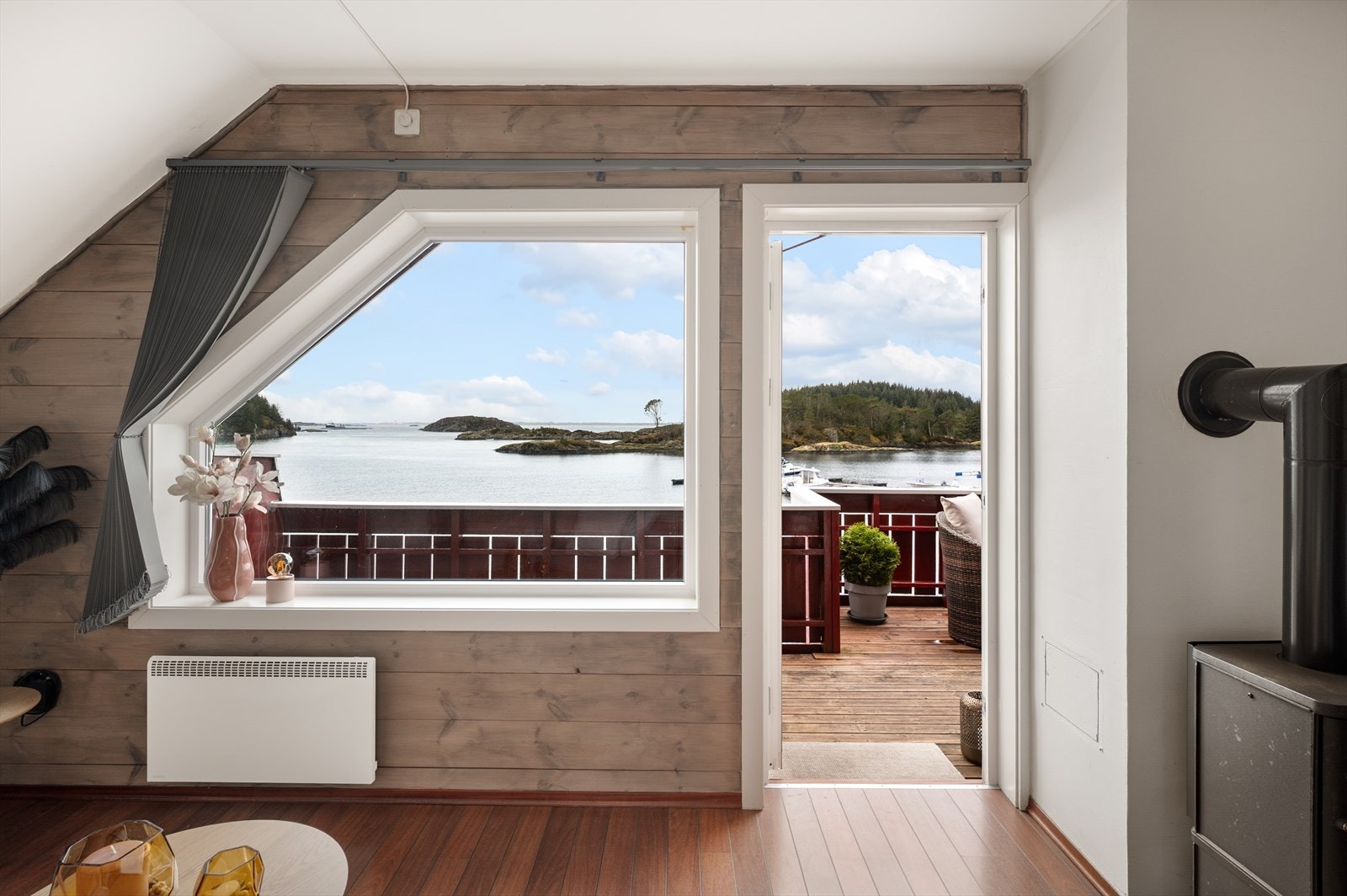 Fra stuen er det utgang til en fantastisk terrasse på 16,8 m² med panoramautsikt. Galleribilde