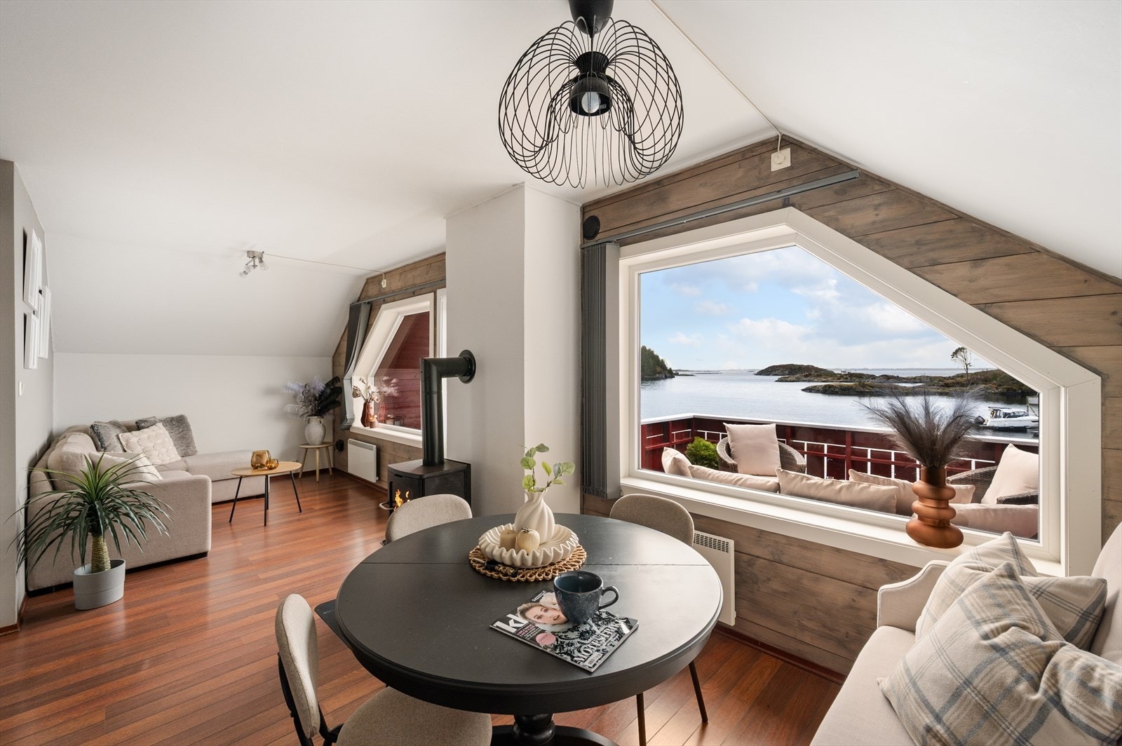 Stor, åpen og lys stue som skaper en god atmosfære. Galleribilde