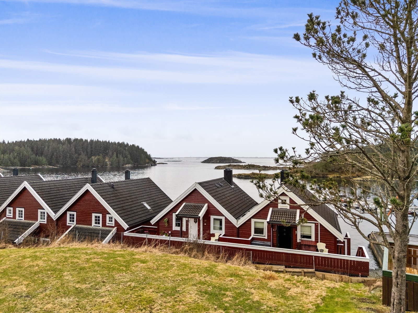 Sol og bølgeskvulp. Sjøsprøyt og frisk sjøluft. Fiske og dykking. Et eldorado for deg som er glad i båtlivet. Galleribilde