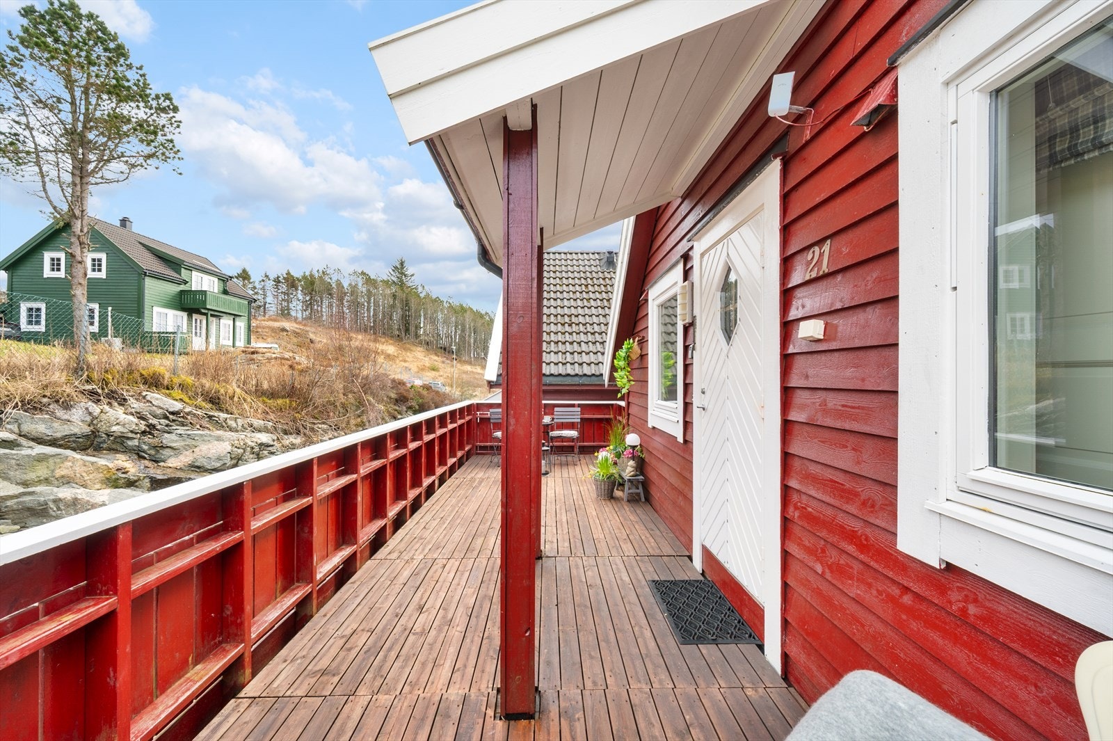 Like utenfor inngangsdøren har du en stor og flott terrasse på hele 21,6 m². Galleribilde
