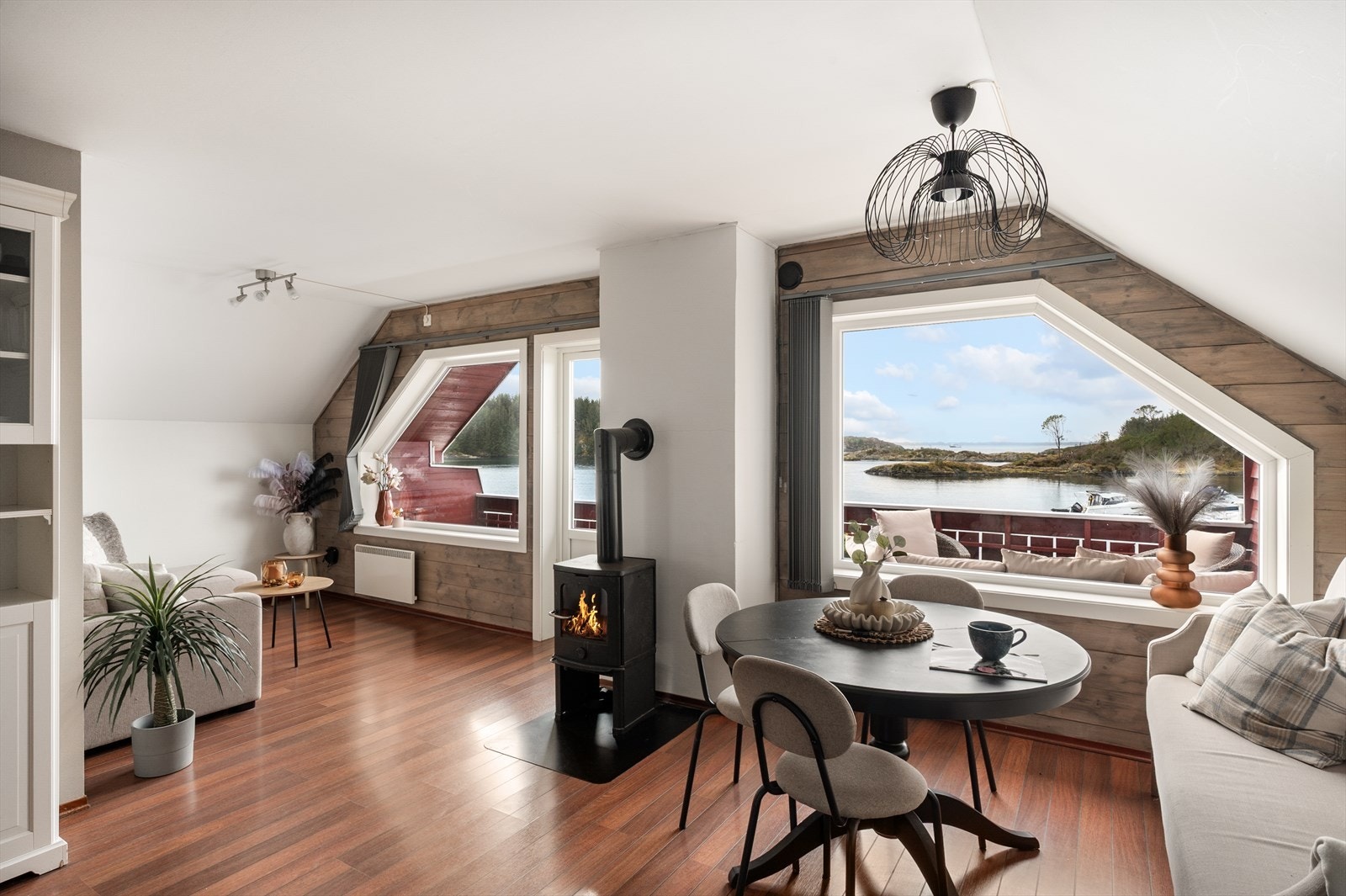 En stor og åpen stue/kjøkkenløsning. Galleribilde