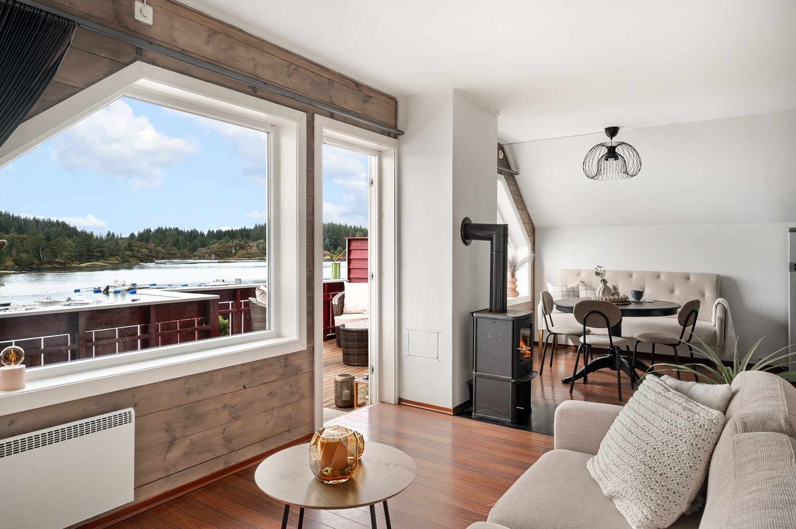 God plass til en hyggelig og inkluderende sofakrok i stuen. Galleribilde