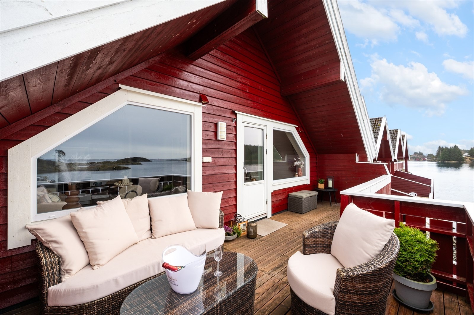Her har du svært gode solforhold. En plass du garantert kommer til å nyte sene varme sommerkvelder i hyggelig selskap! Galleribilde