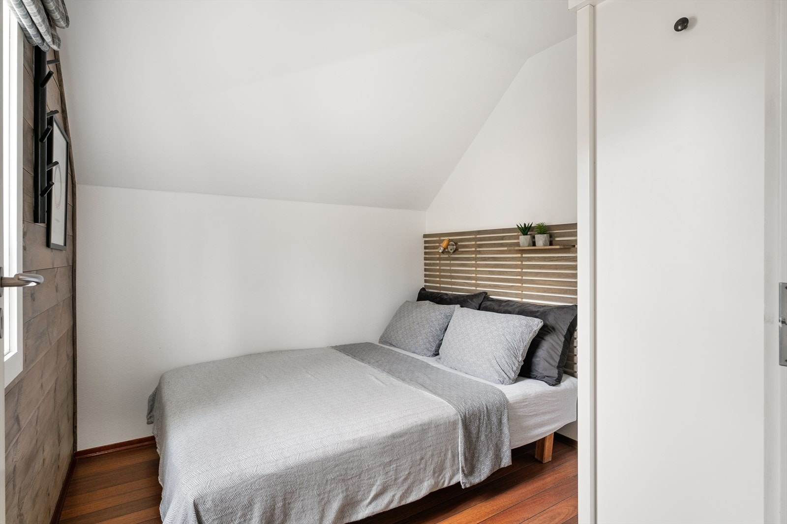Begge soverommene er av god størrelse på henholdsvis 6,8 m² og 6,6 m². Galleribilde
