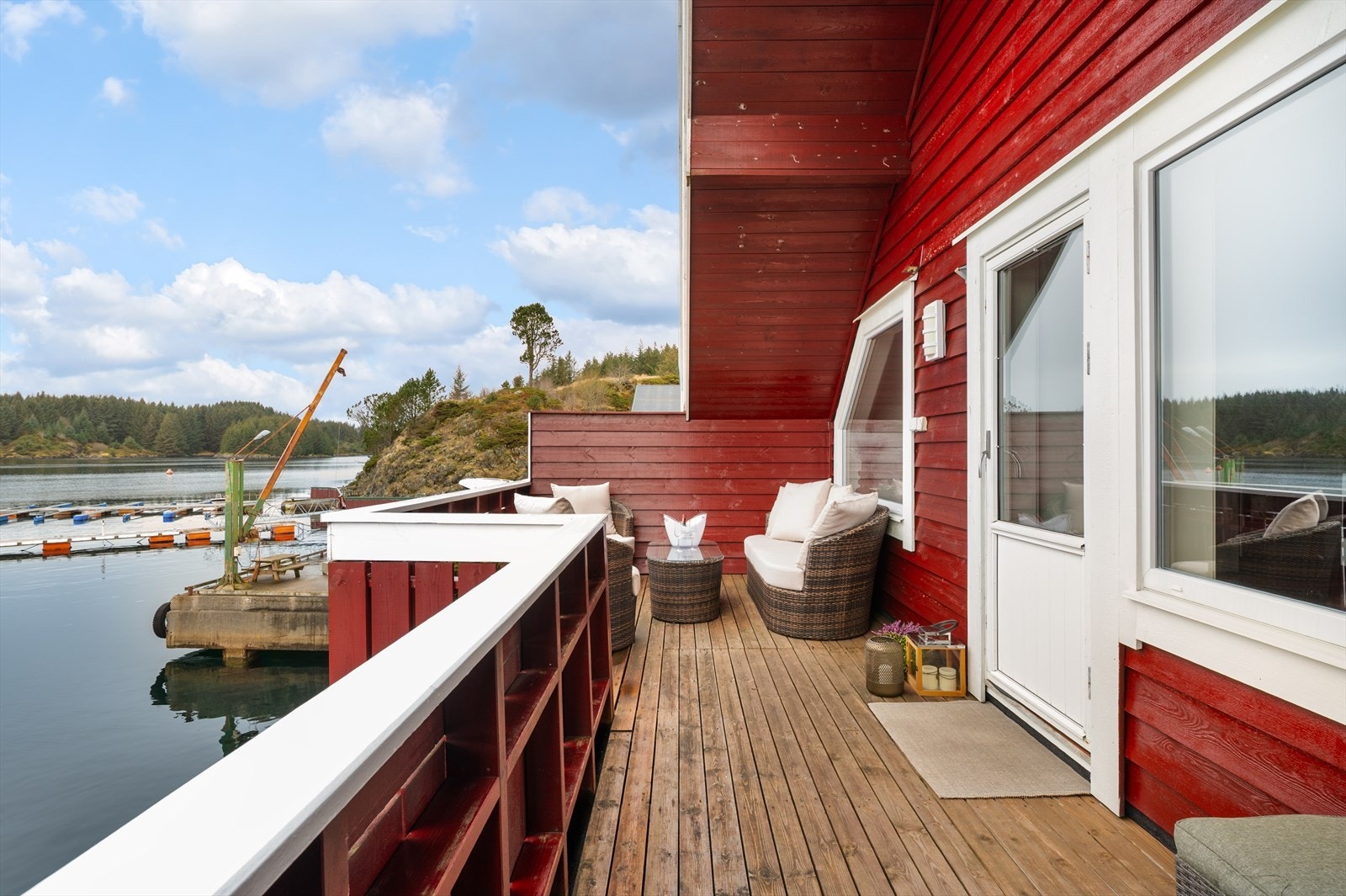 Stor terrasse med god plass til ønsket sittegruppe og annet møblement. Galleribilde