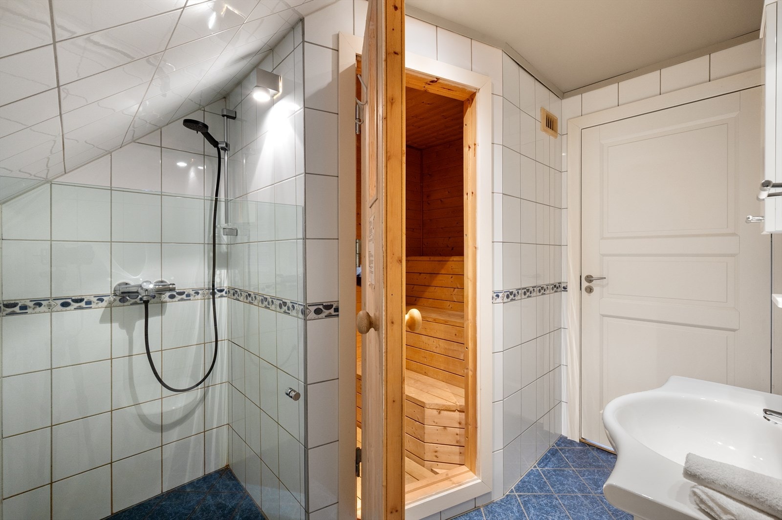 Badstue på 1,5 m² med tilkomst fra badet. Galleribilde