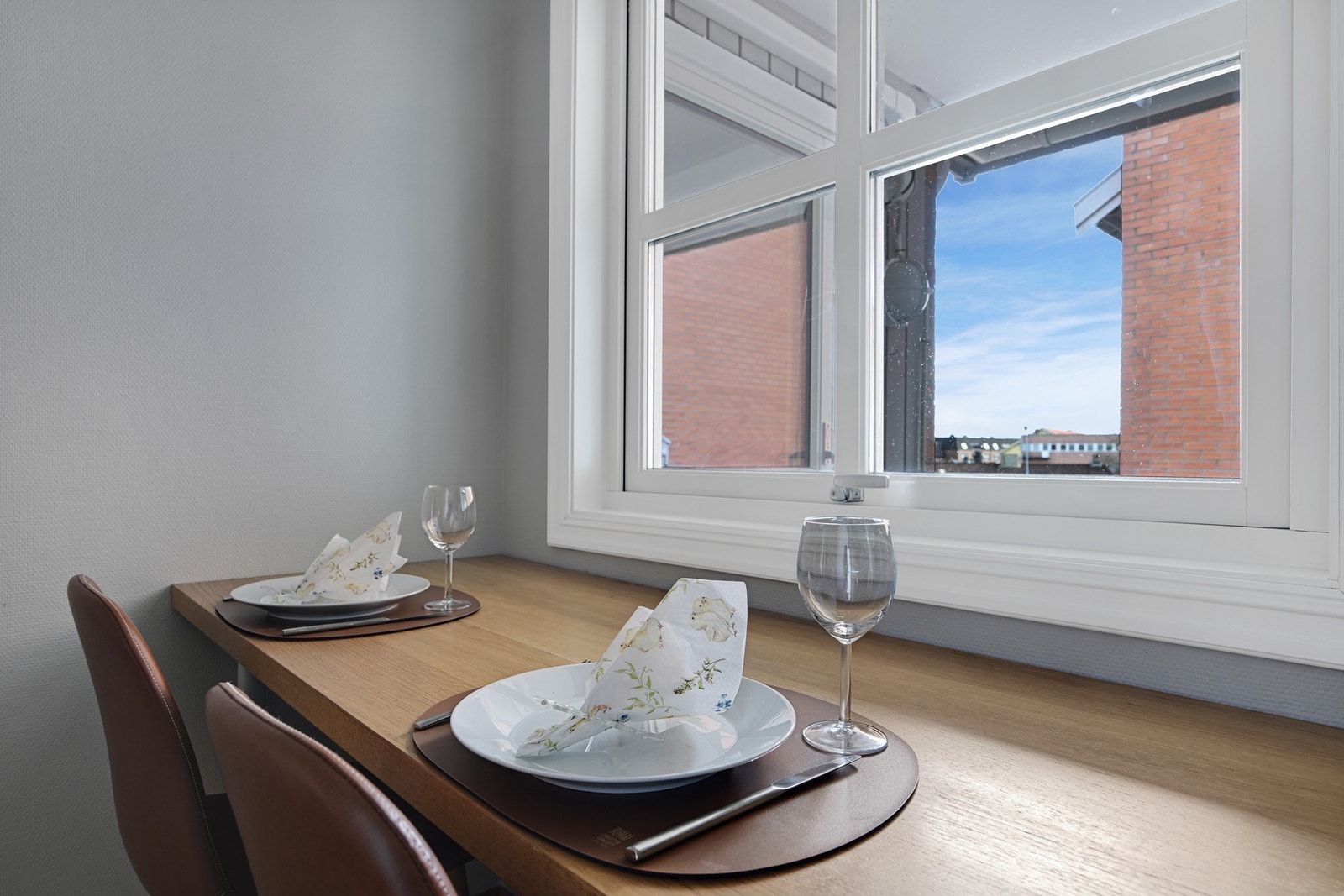 Praktisk løsning som frokostbord - eventuelt ekstra benkeplass Galleribilde