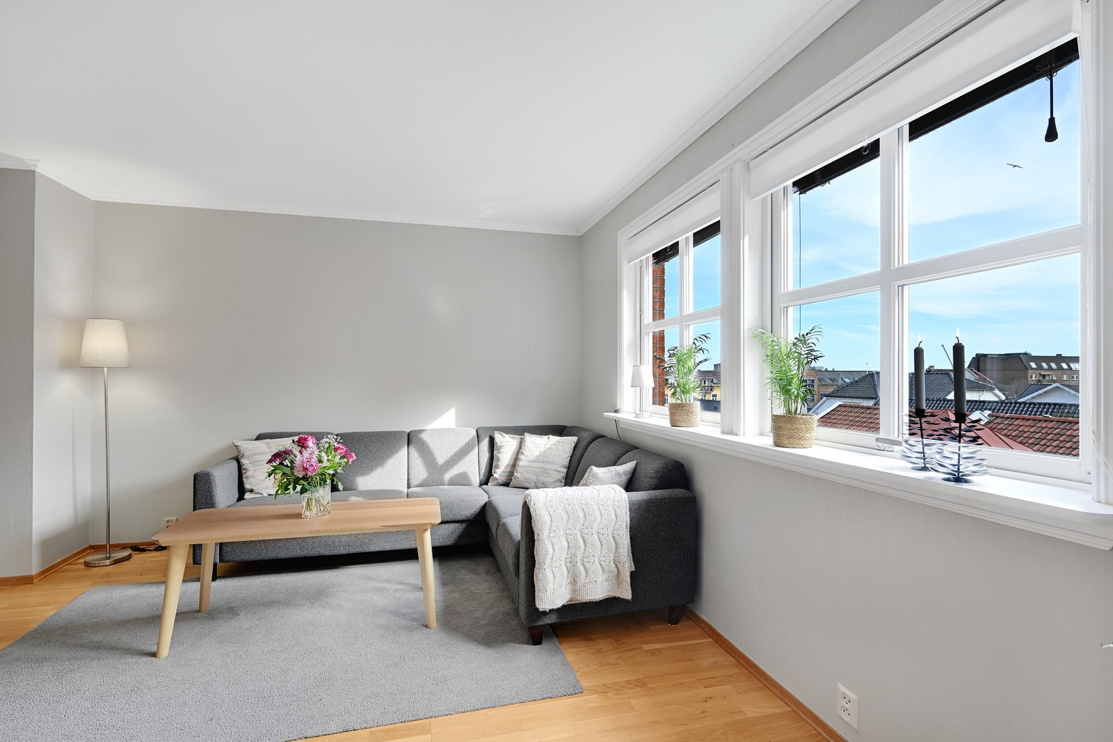 Store gode vindusflater som slipper inn godt med naturlig lys Galleribilde