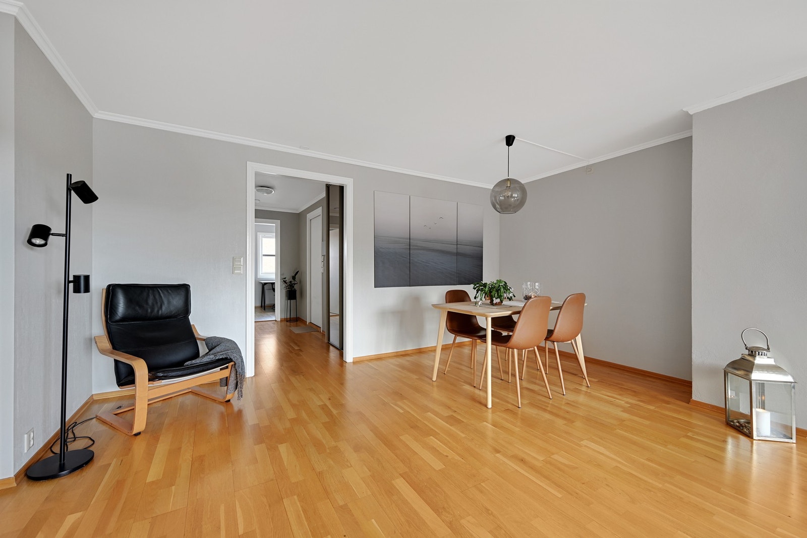 Stuen har god plass til både sittegruppe, langbord og godstolene Galleribilde
