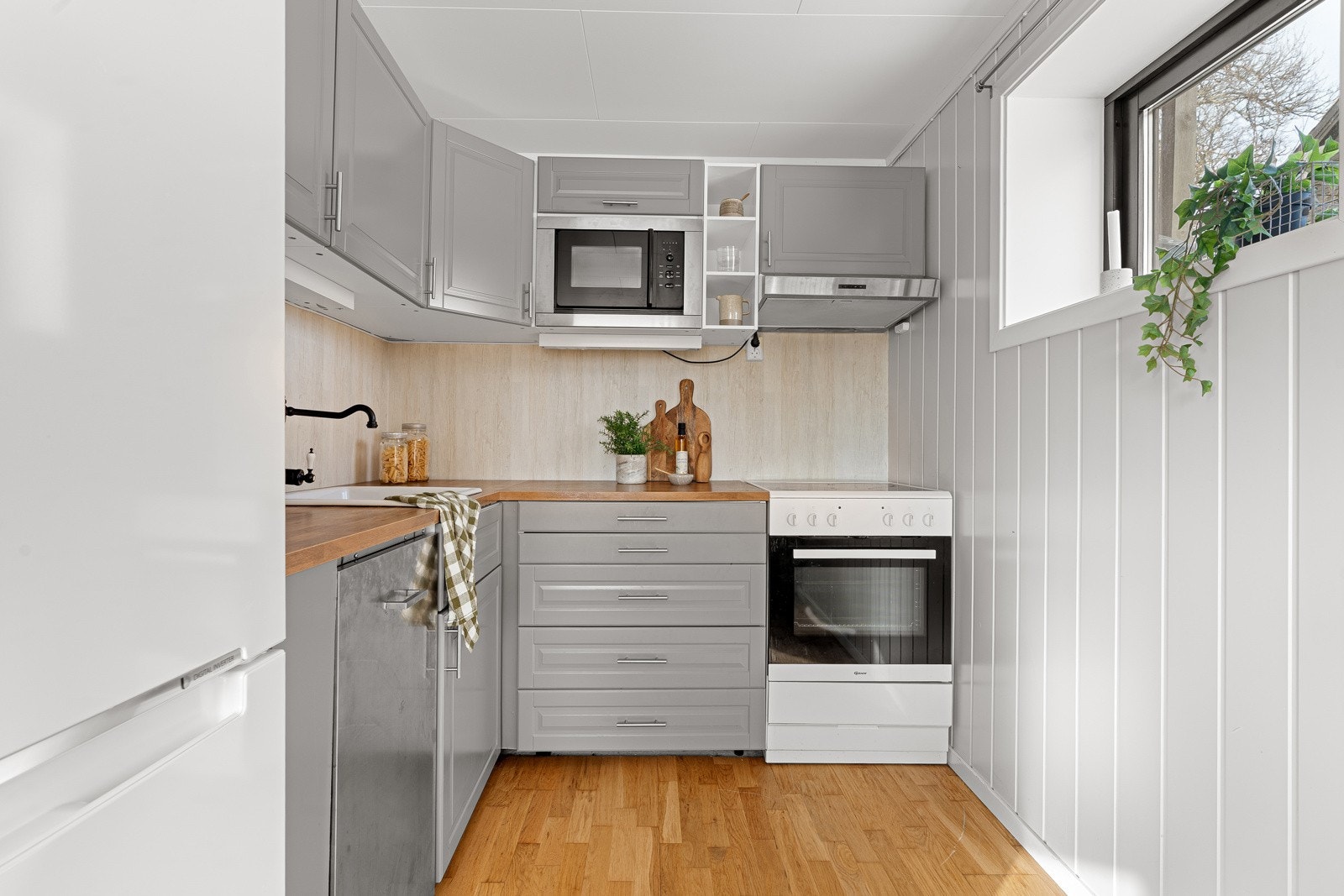 Integrert microbølgeovn. Det er vindu på kjøkkenet og belysning under overskap som gir gode arbeidsforhold.