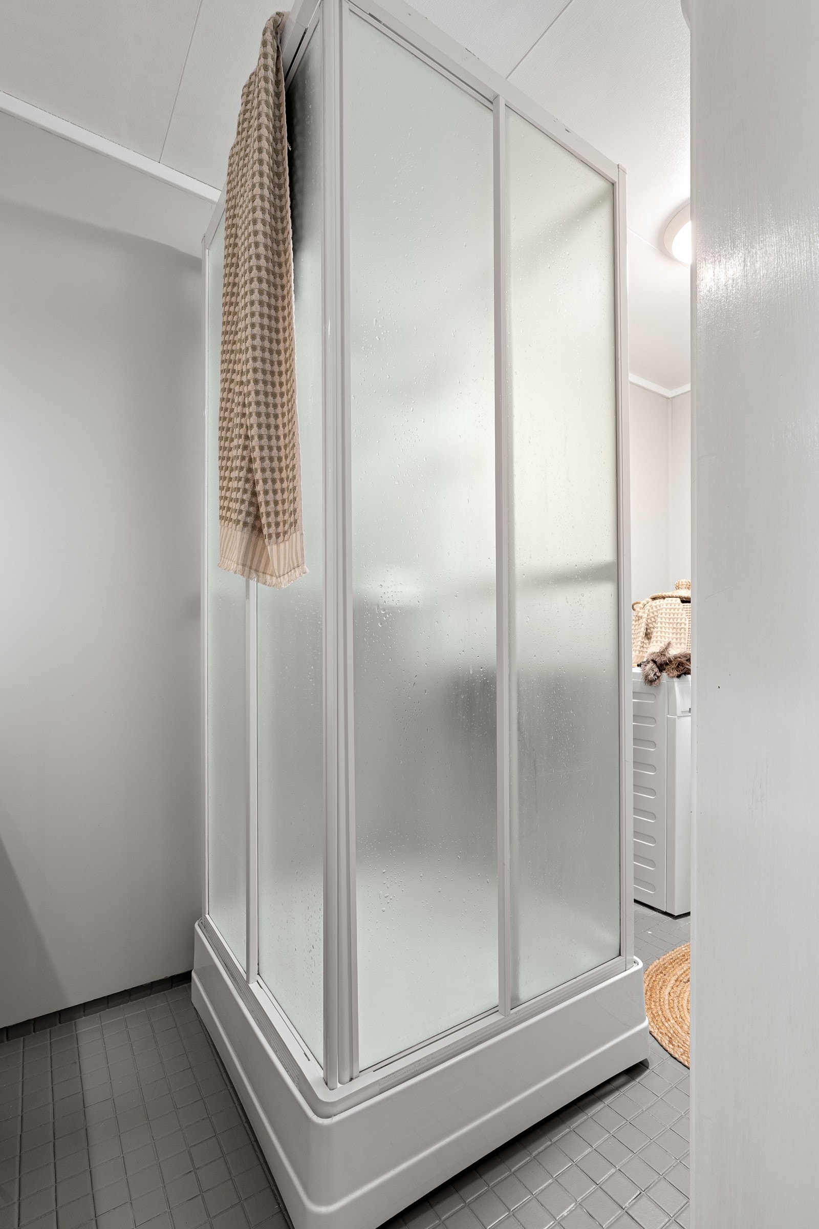 Badet har dusjkabinett