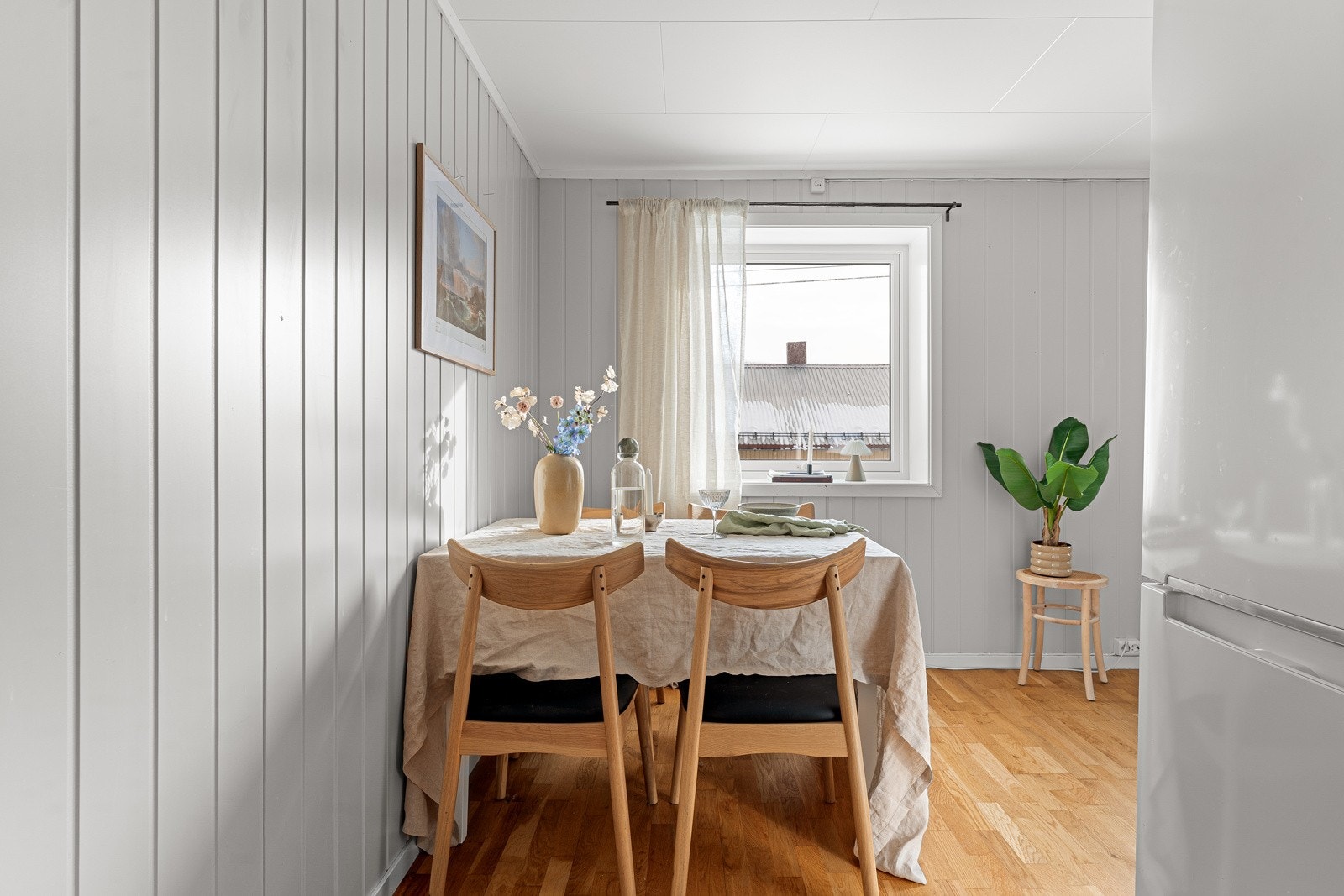 Kjøkkenet er i delvis åpen løsning mot stue