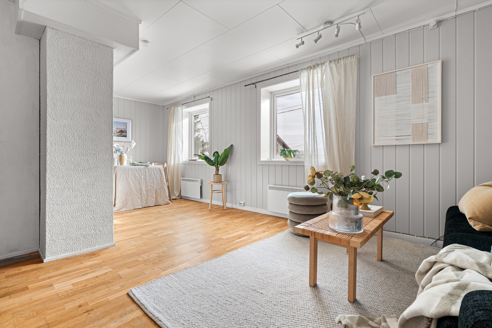 Stue med store vindusflater som gir rikelig med lys inn. Det er nyere vinduer i stue i 2021