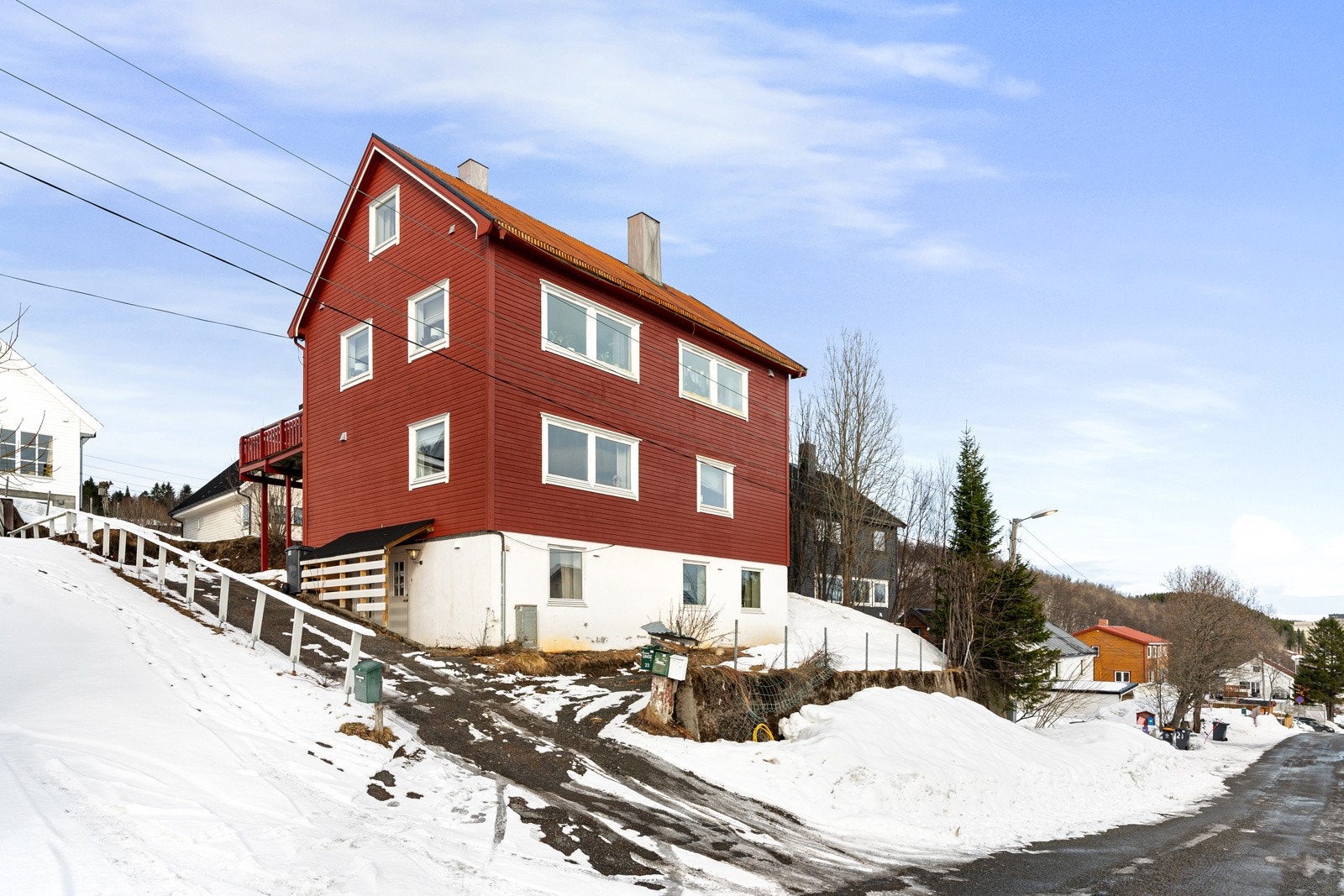 Parkering like utenfor. Leiligheten ligger i sokkeletasjen i et lite sameie med tre leiligheter.