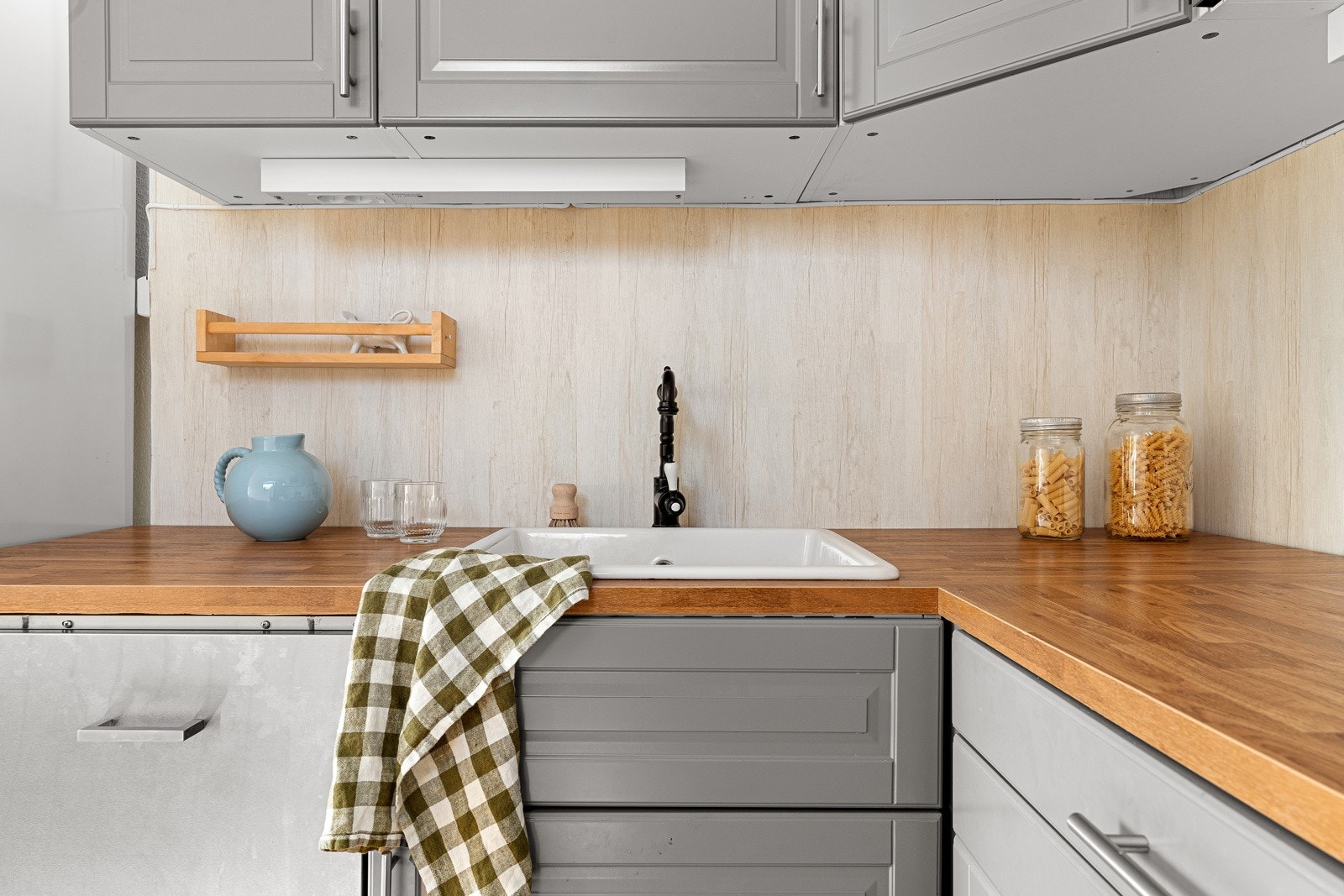 Kjøkkenet har en god utforming med rikelig med skap- og benkeplass.