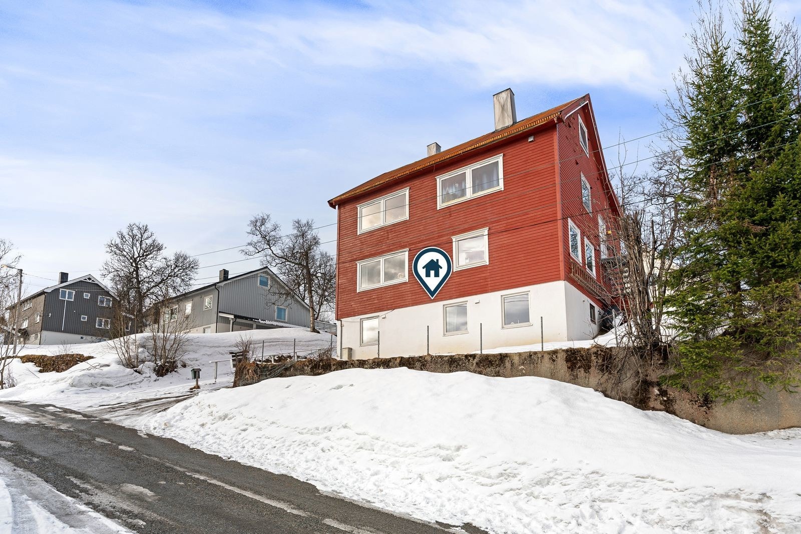 Leiligheten ligger i sokkeletasjen i et bygg fra ca. 1953, som er seksjonert i 1987.