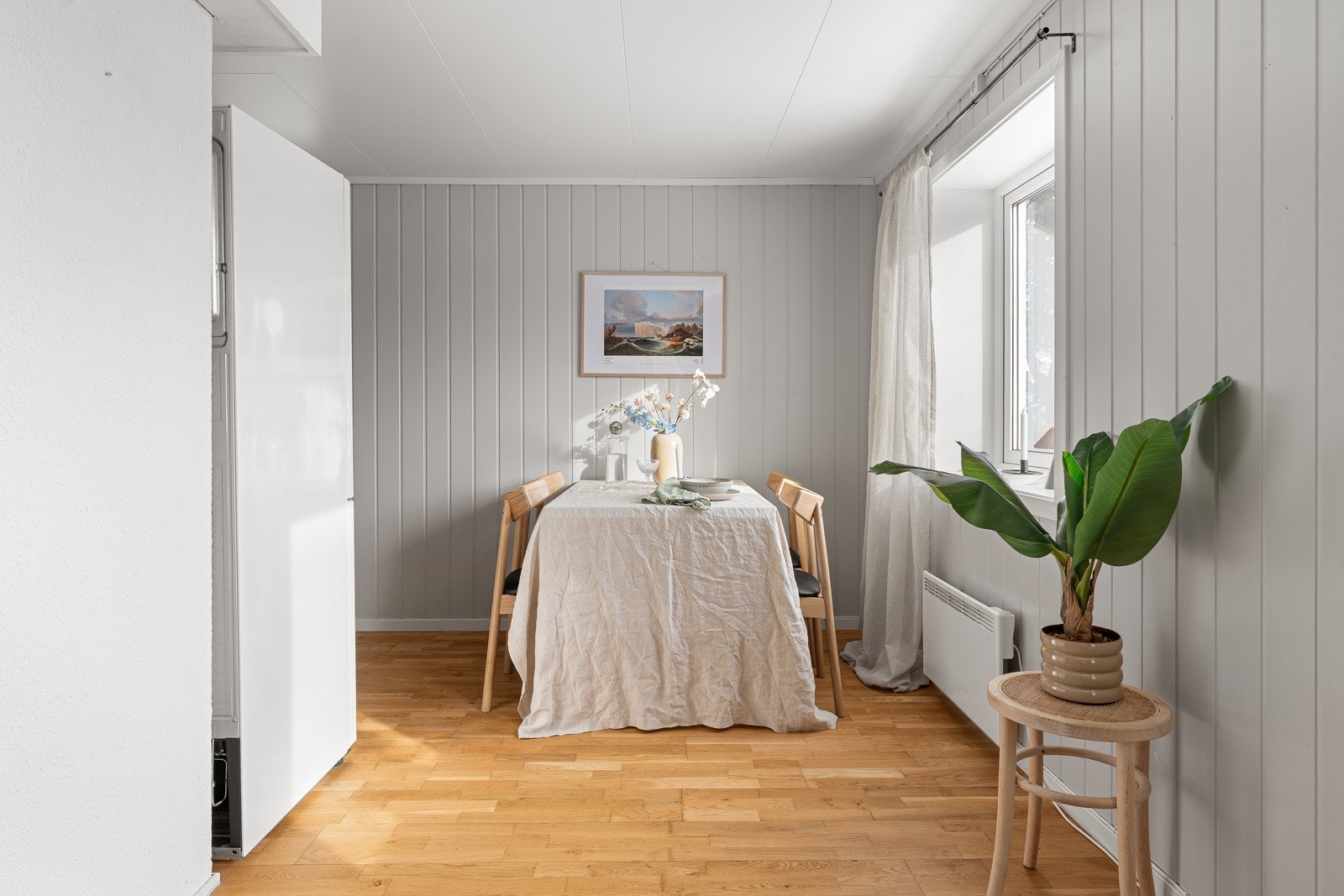 Hyggelig spiseplass ved vindu med plass til langbord.