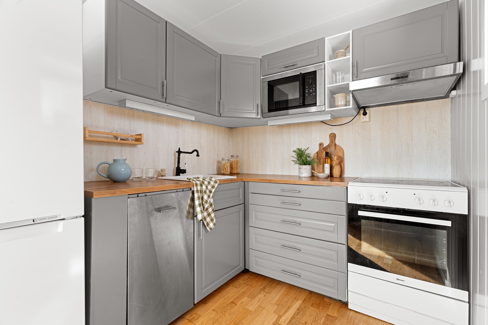 Kjøkkeninnredning med laminerte profilerte fronter, hyller og laminat benkeplate