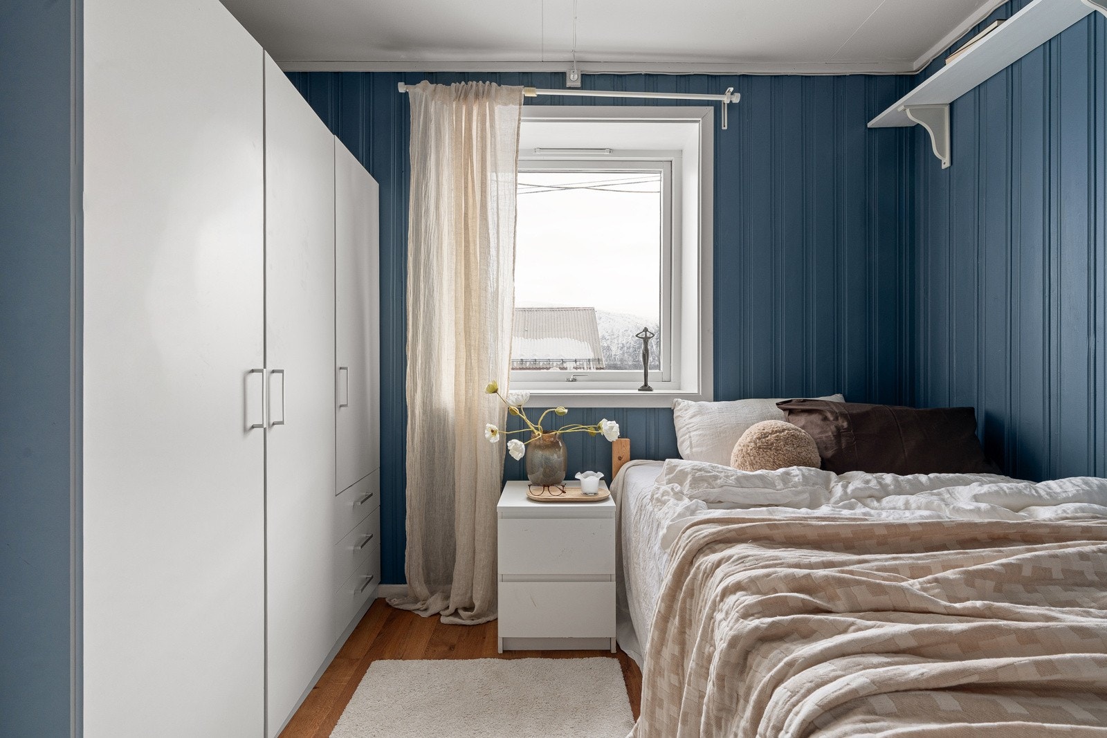 Soverommet har parkettgulv og garderobeskap