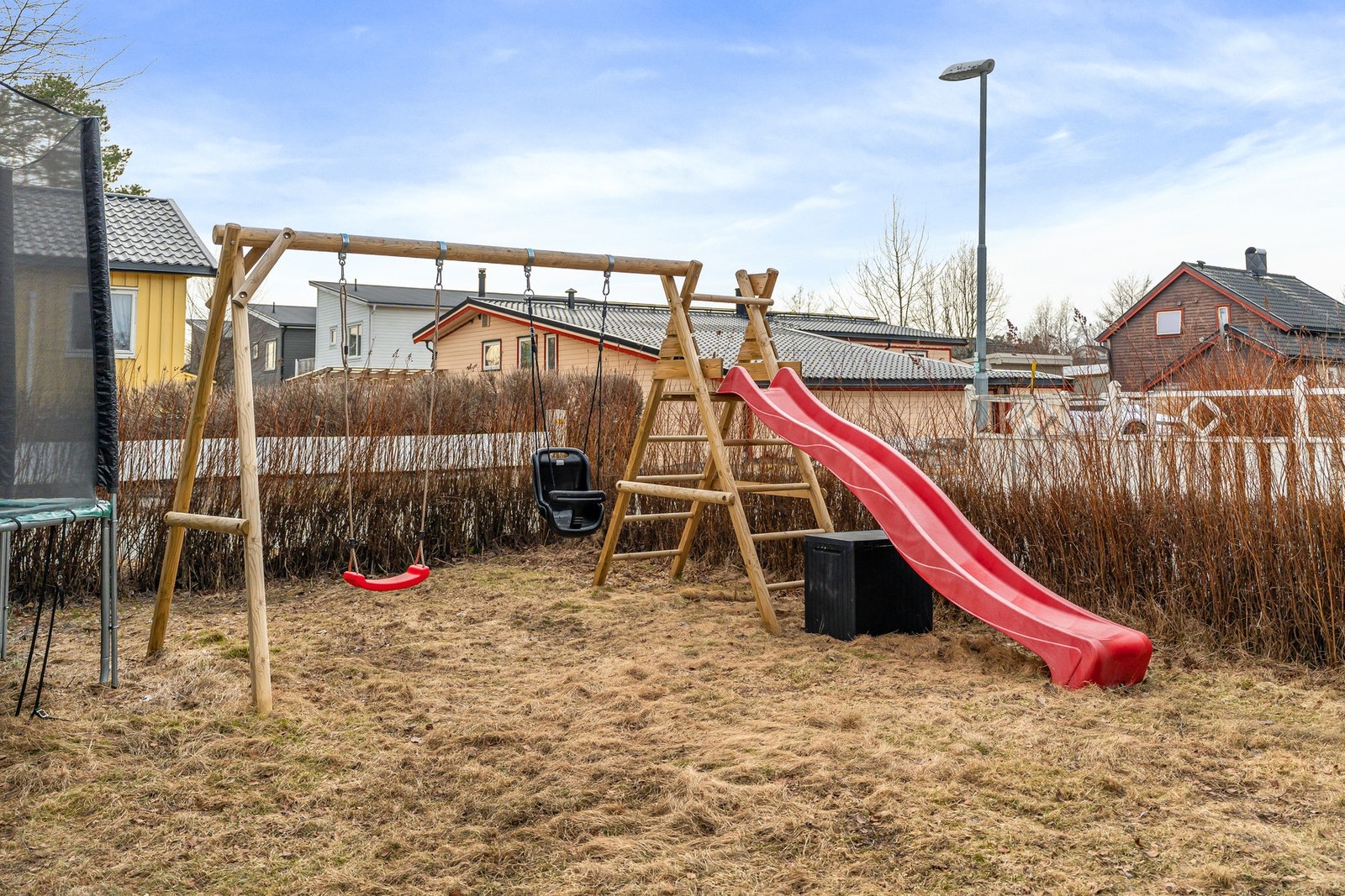 Romslig hage med god plass til både trampoline og lekeapparat. Galleribilde