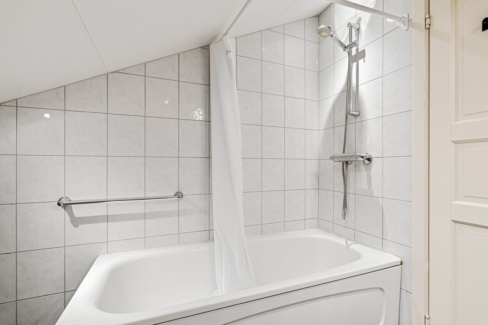 Bad utstyrt med badekar Galleribilde
