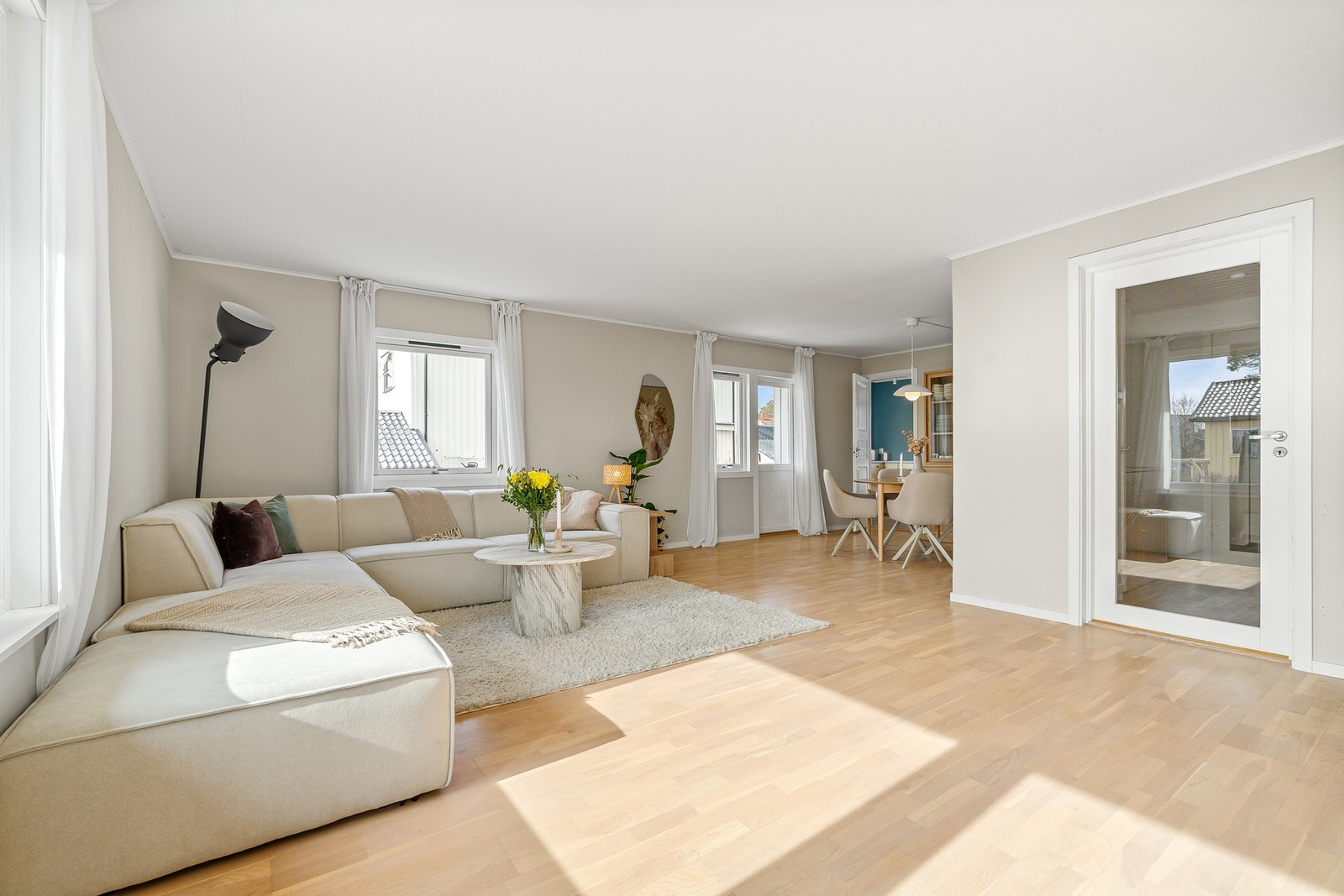 Stua er lys og innbydende med moderne og tidsriktige farger. Galleribilde