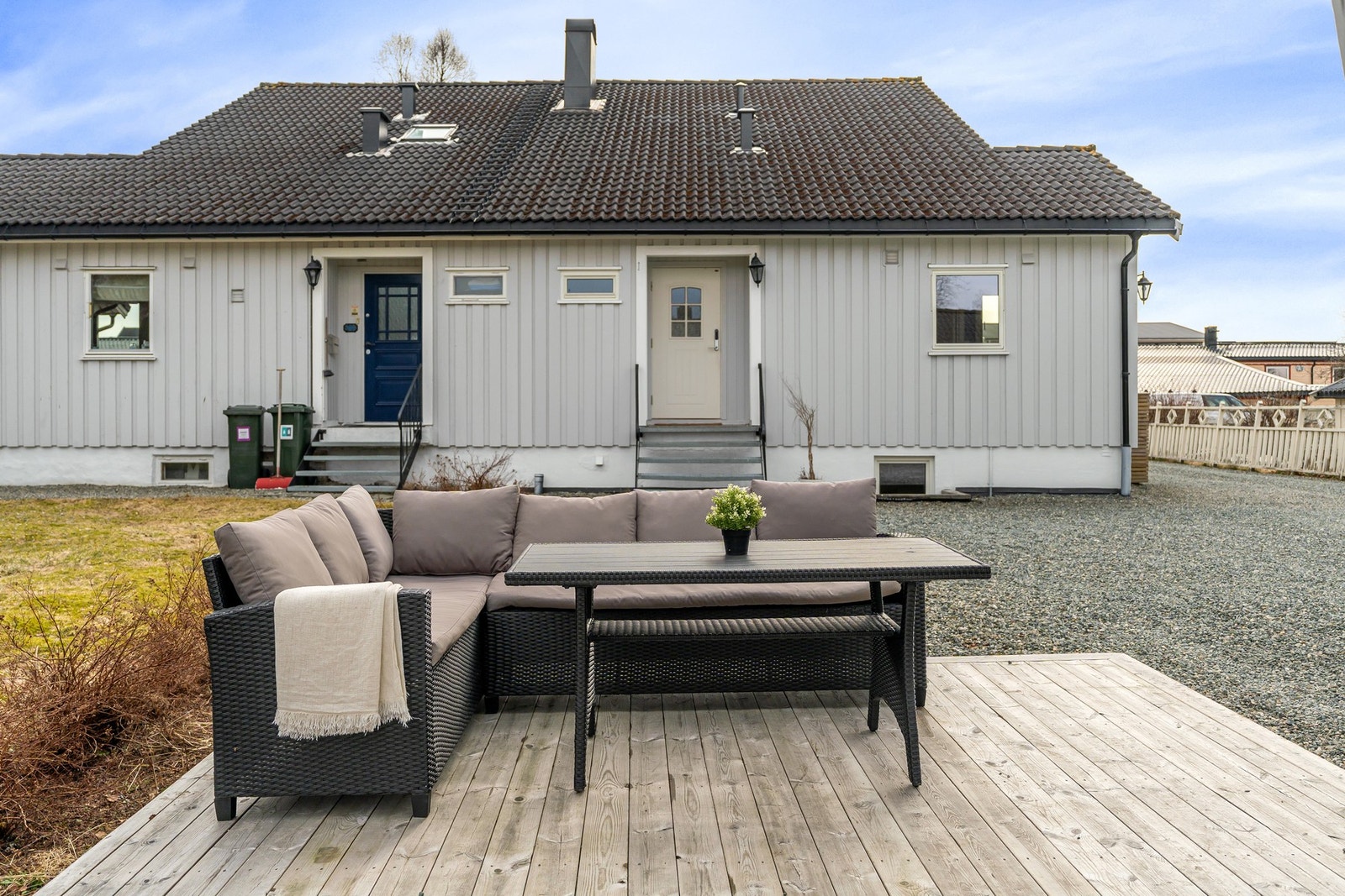 Det er også etablert en hyggelig terrasse på baksiden av huset. Galleribilde