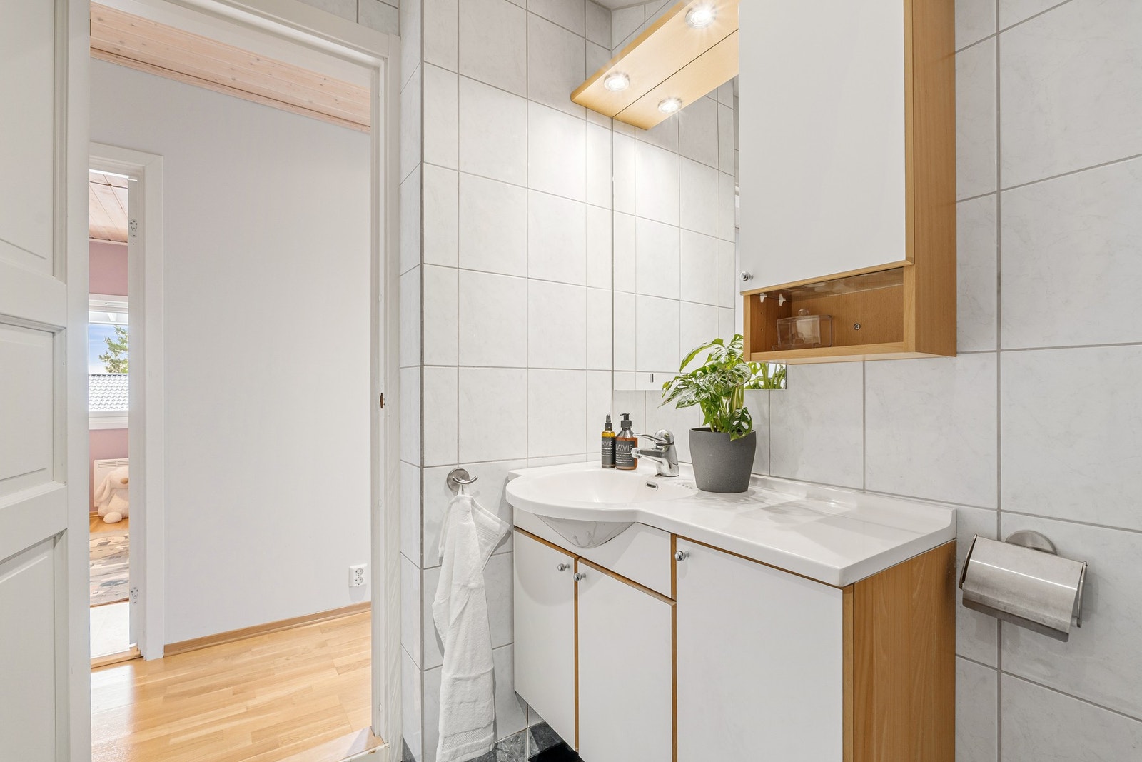 Servant med under- og overskap, samt speil. Her er det gode oppbevaringsmuligheter for hygieneartikler. Galleribilde